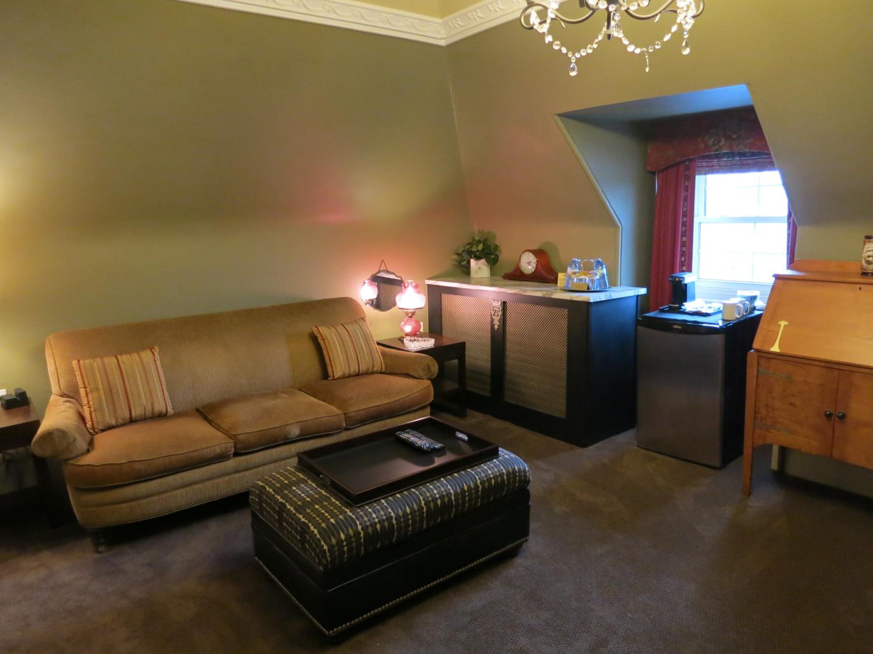 Deluxe King Suite photo 1
