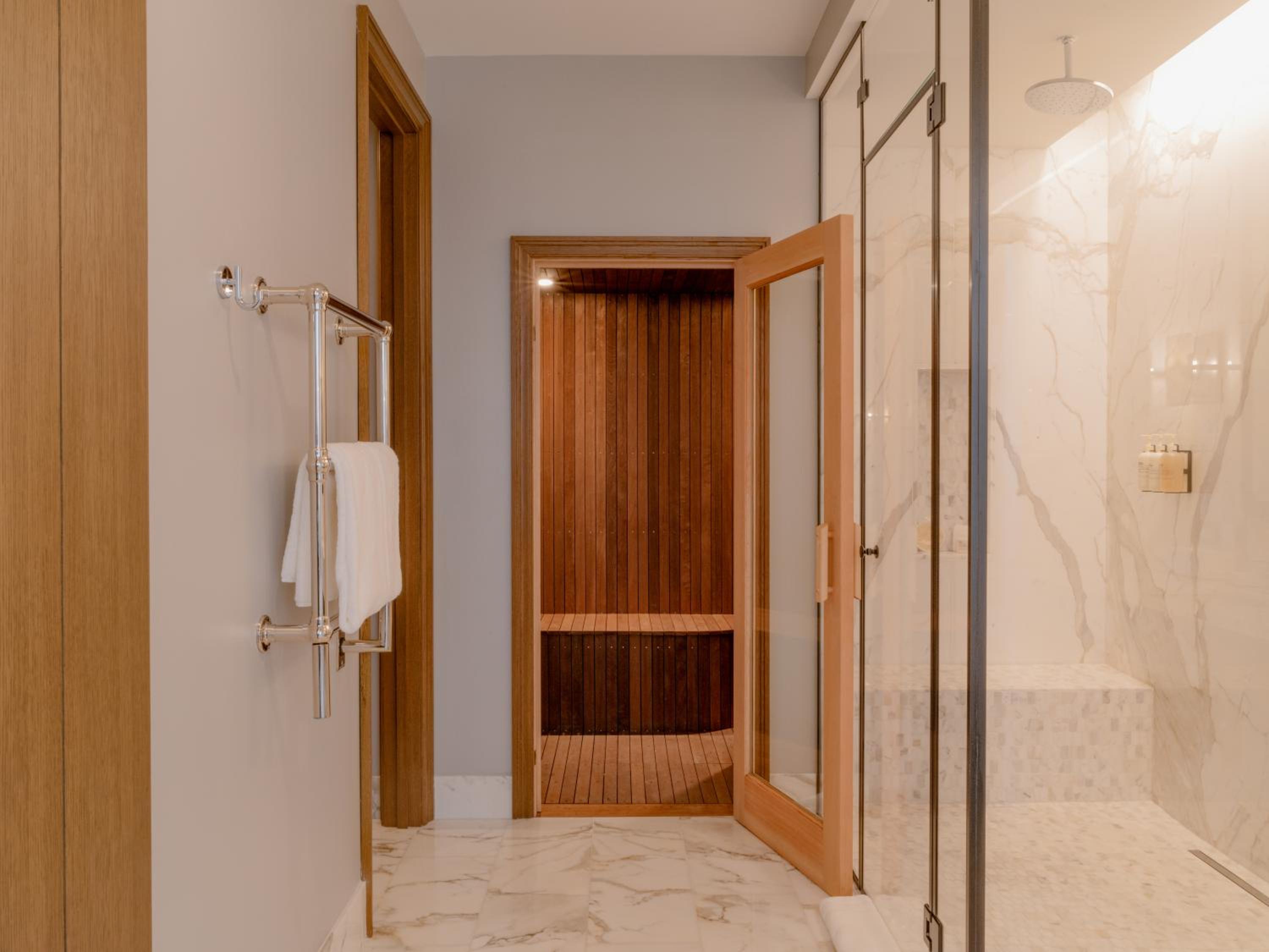 Superior King Suite - Photo 8