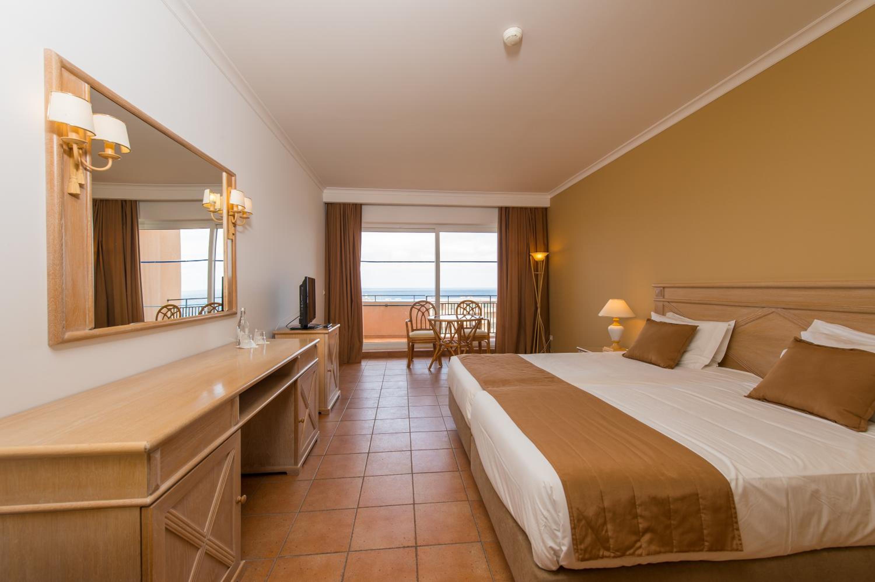 Twin Deluxe Room with Side Sea View - Photo 1
