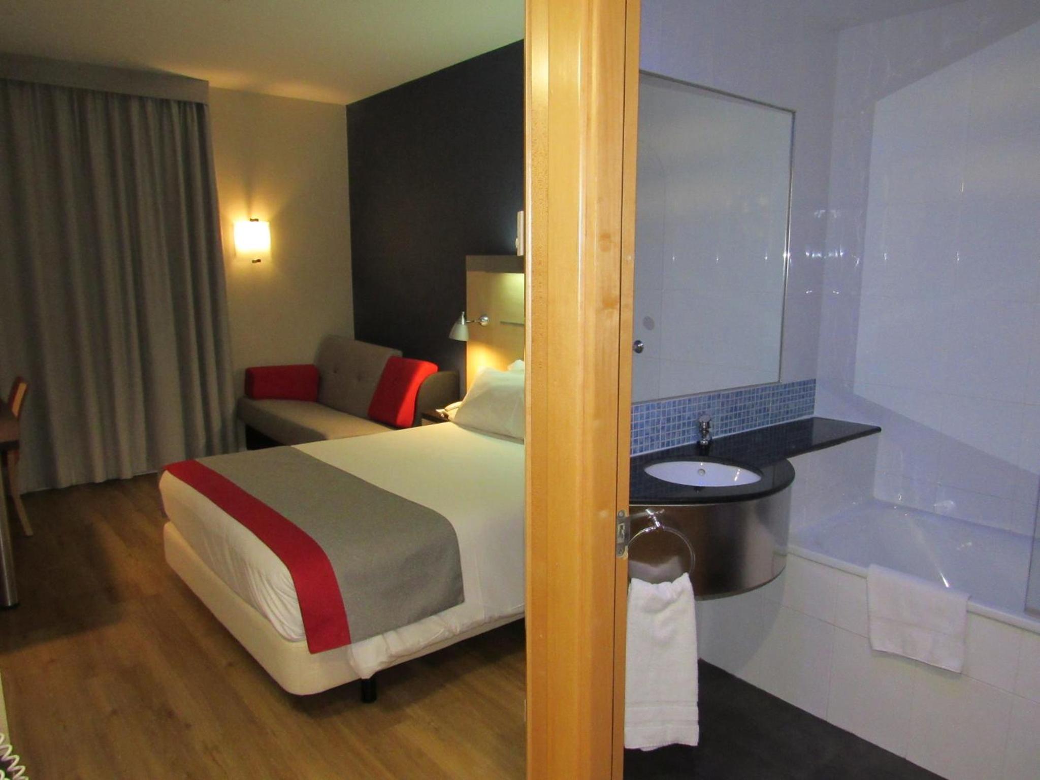 Standard Double Room with Sofa Bed - Smoking - Photo 9