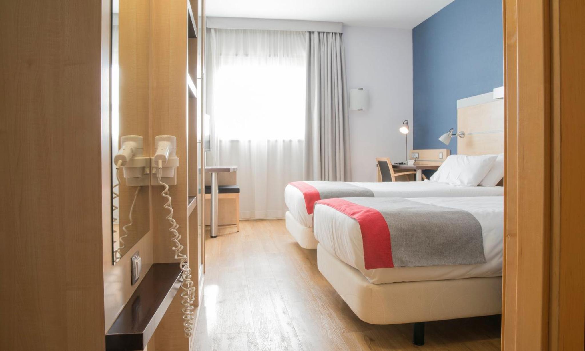 Standard Room with Free Breakfast - Photo 10