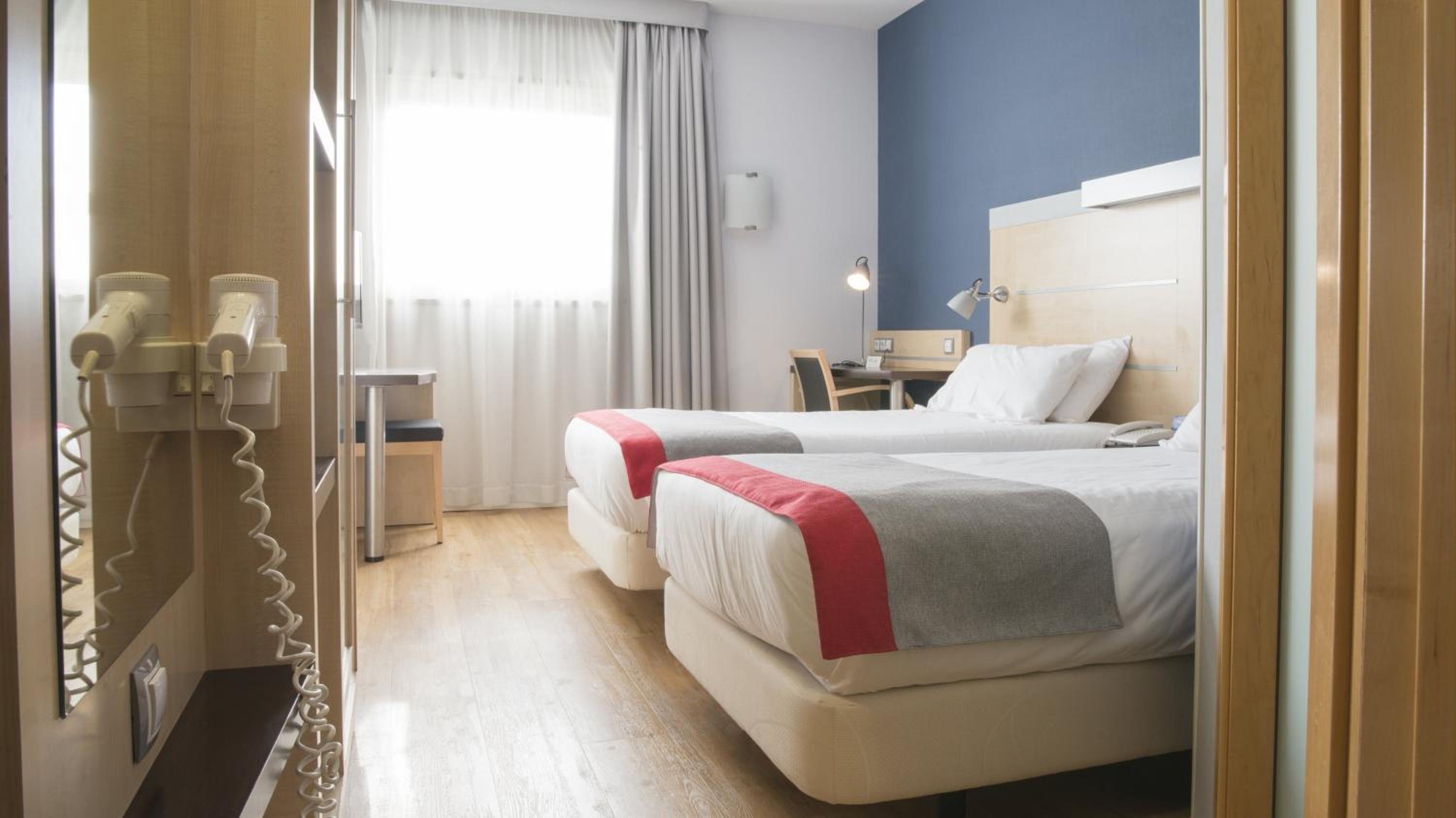 Standard Room with Free Breakfast - Photo 11