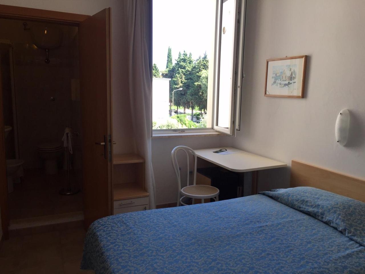Single Room photo 3