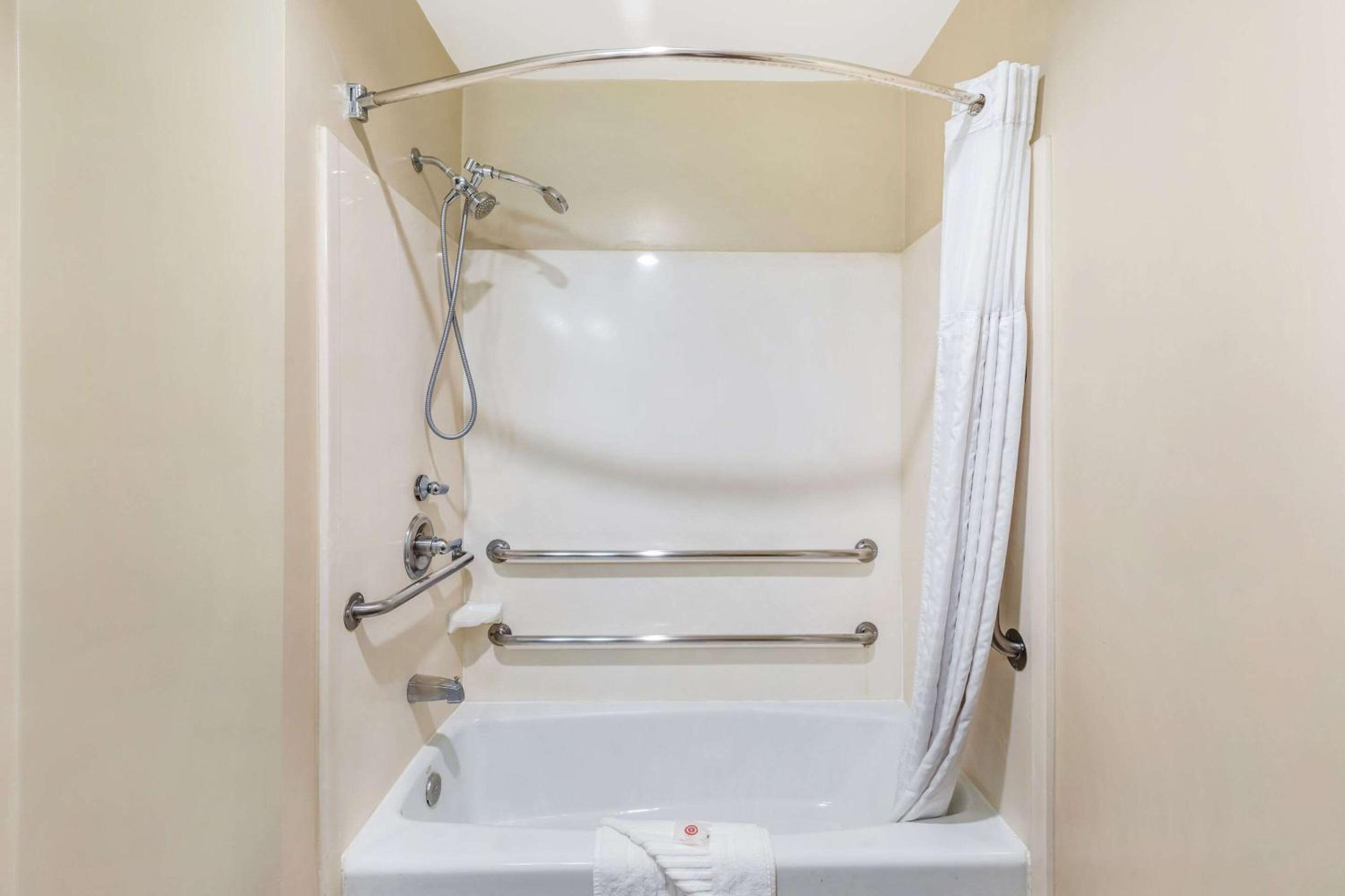 Queen Room with Two Queen Beds - Accessible/Non-Smoking  - Photo 4
