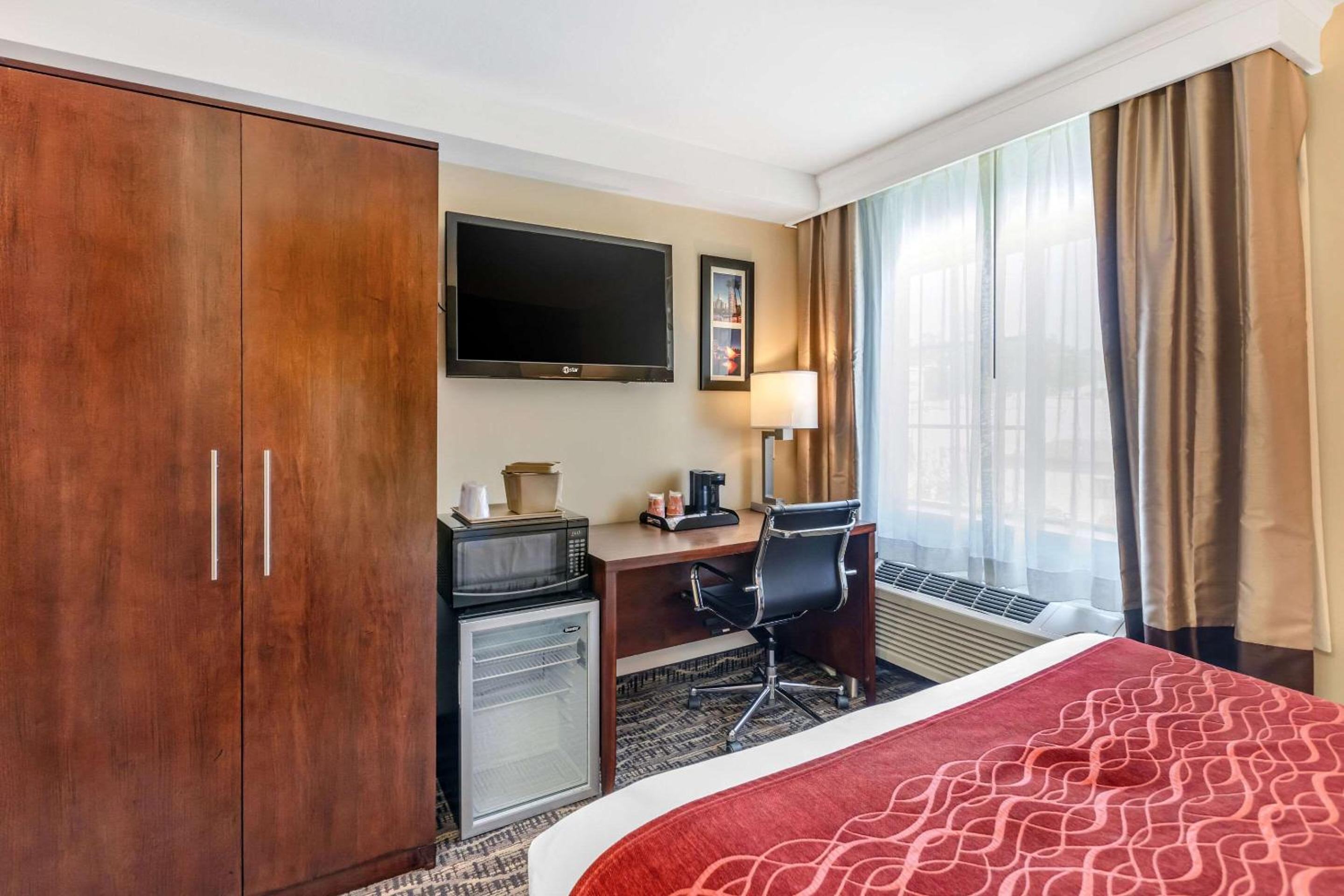 Queen Room - Non-Smoking - Photo 2
