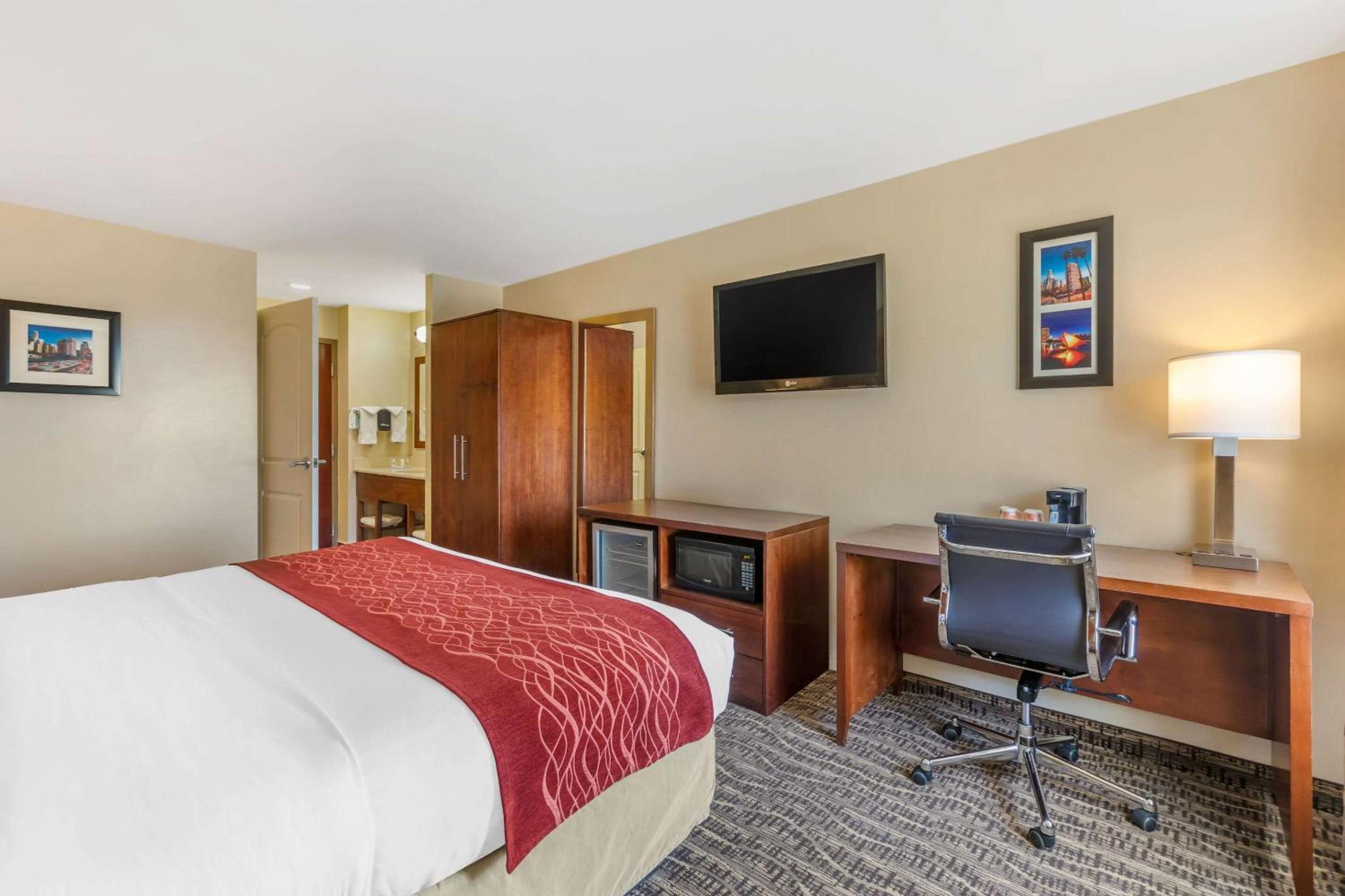 King Room - Non-Smoking - Photo 2