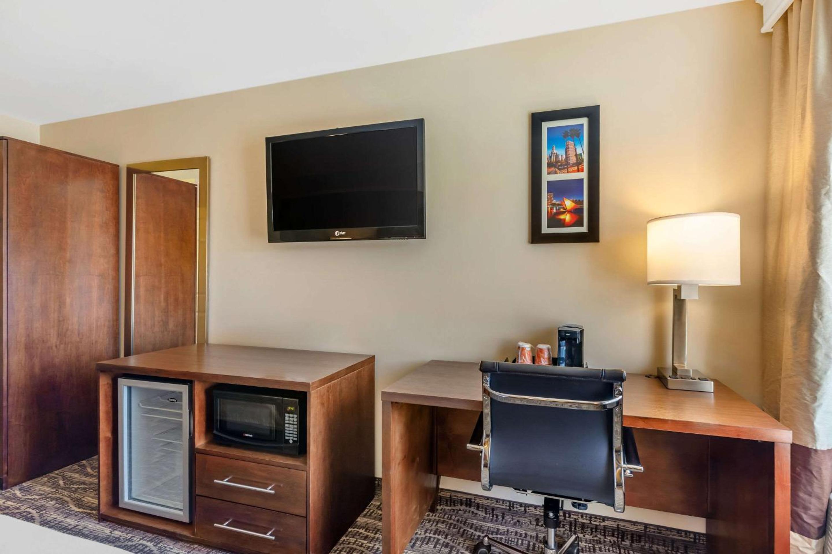 King Room - Non-Smoking - Photo 7