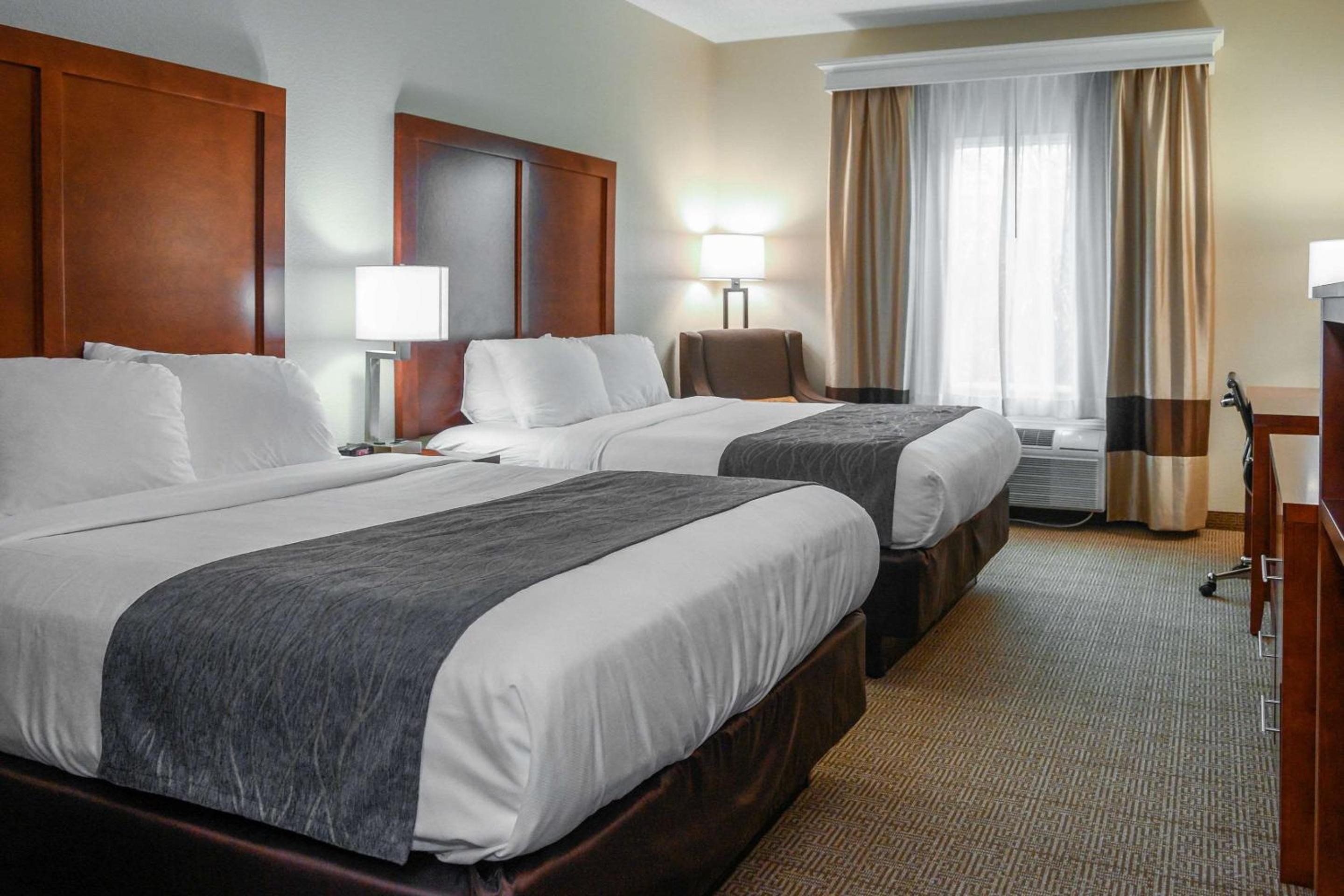 Queen Room with Two Queen Beds - Non-Smoking - Photo 1