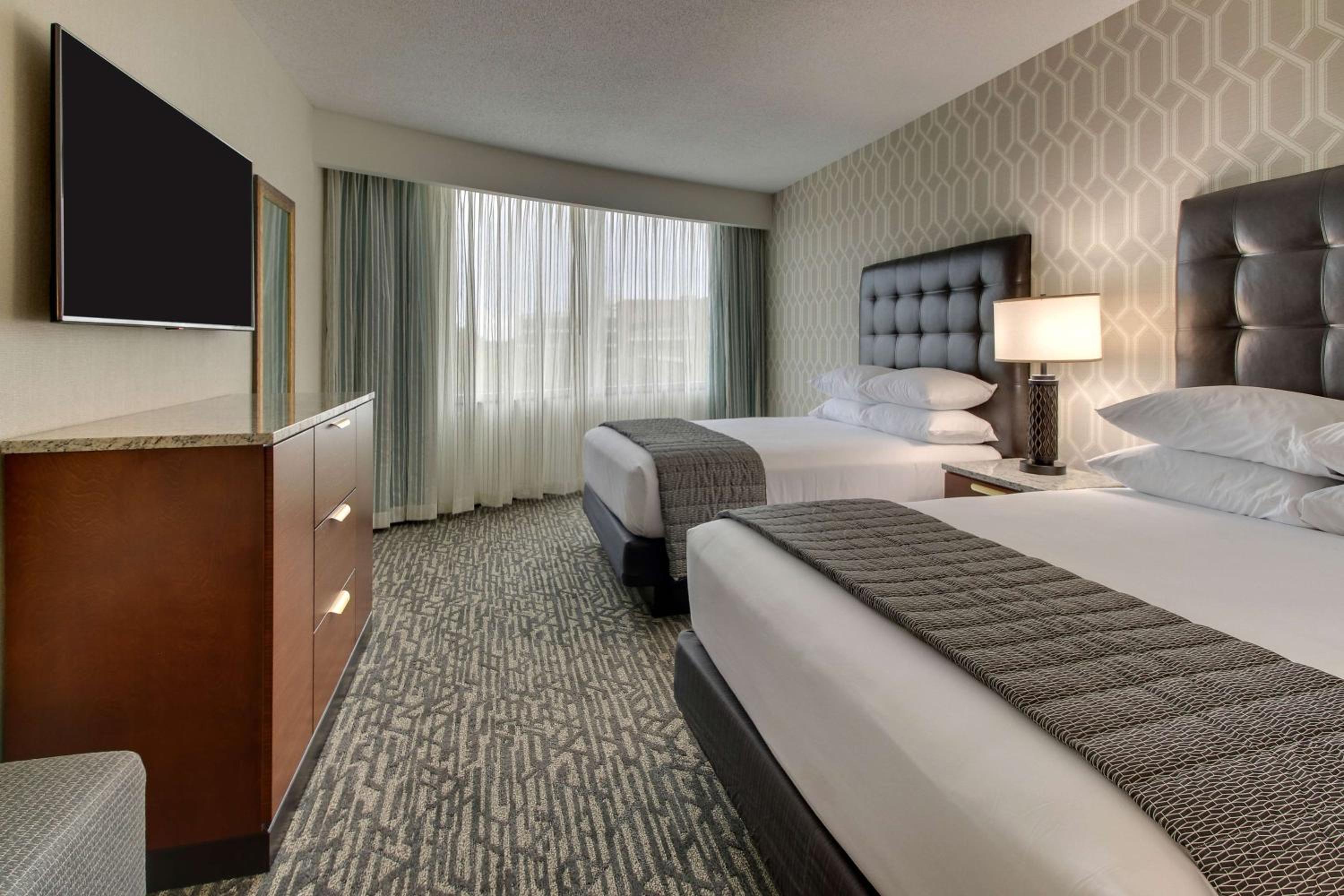 Deluxe Queen Room with Two Queen Beds and Sofa Bed - Hearing Accessible, Tub photo 2