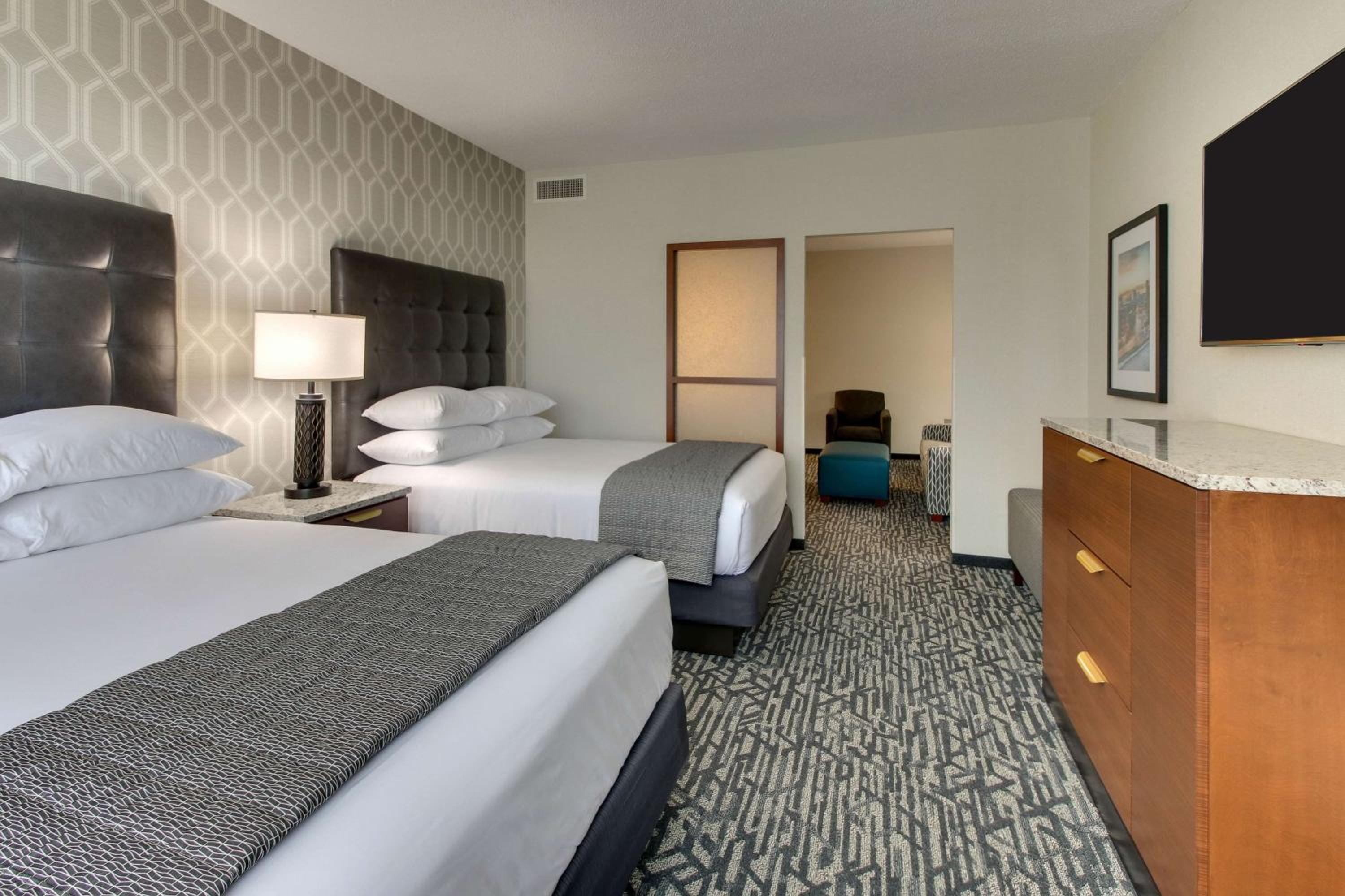 Deluxe Queen Room with Two Queen Beds and Sofa Bed - Hearing Accessible, Tub photo 3