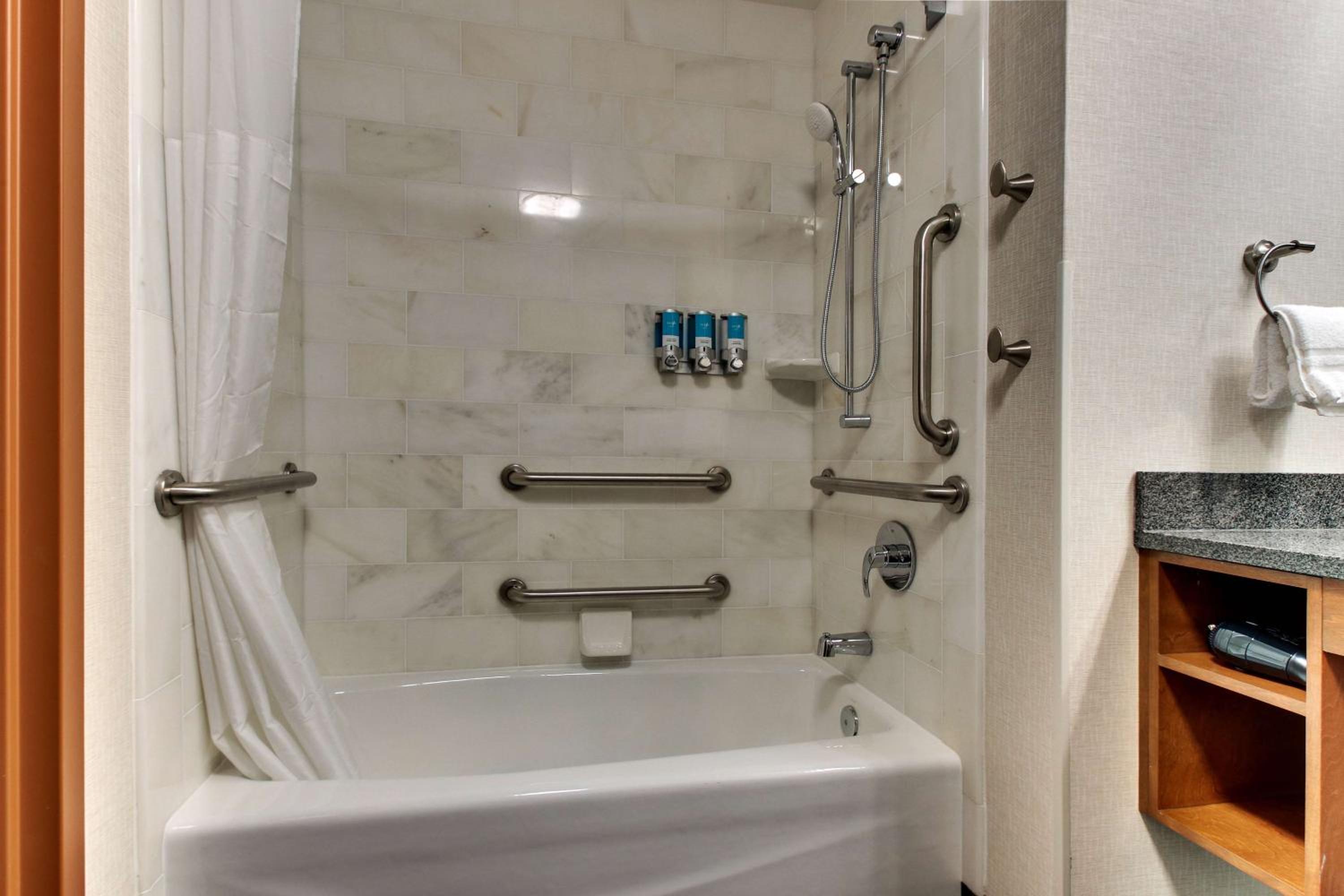 Superior Queen Room with Two Queen Beds - Accessible, Tub photo 2