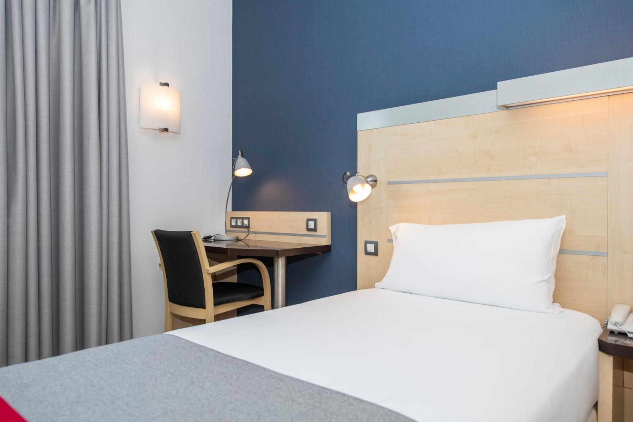 Standard Room with Free Breakfast - Photo 9