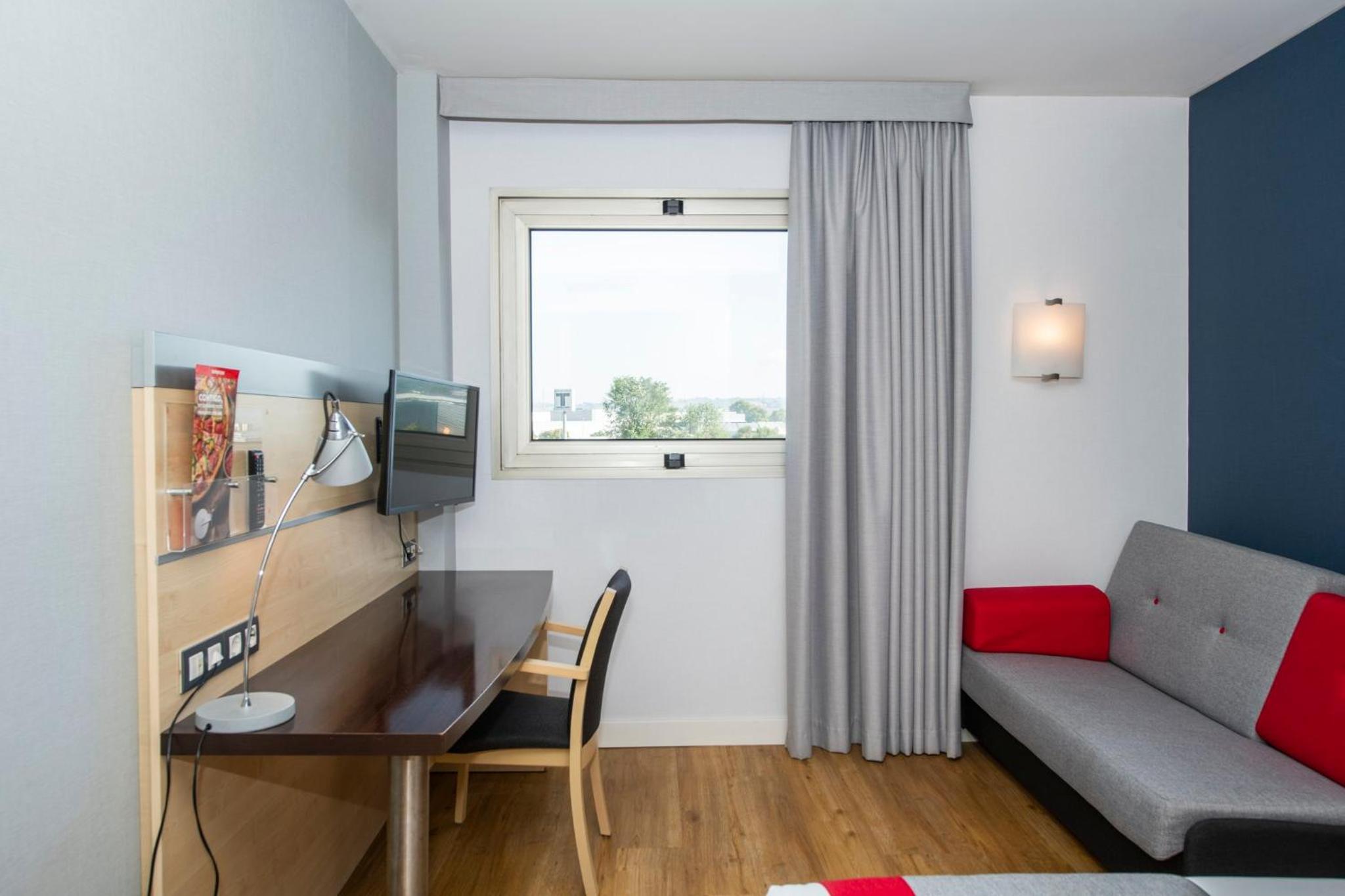 Standard Double Room with Sofa Bed - Photo 8
