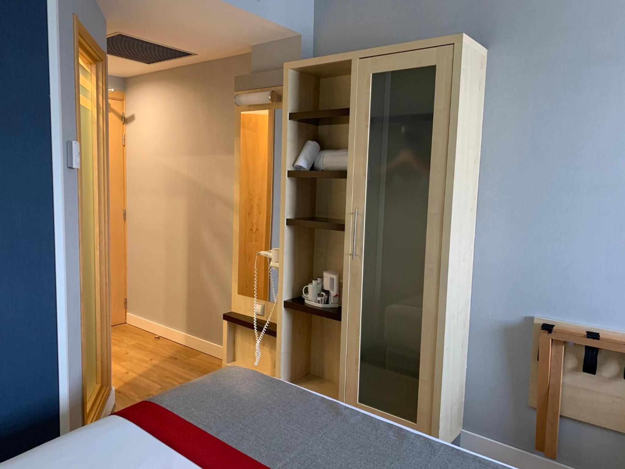 Standard Queen Room with Sofa Bed - Photo 3