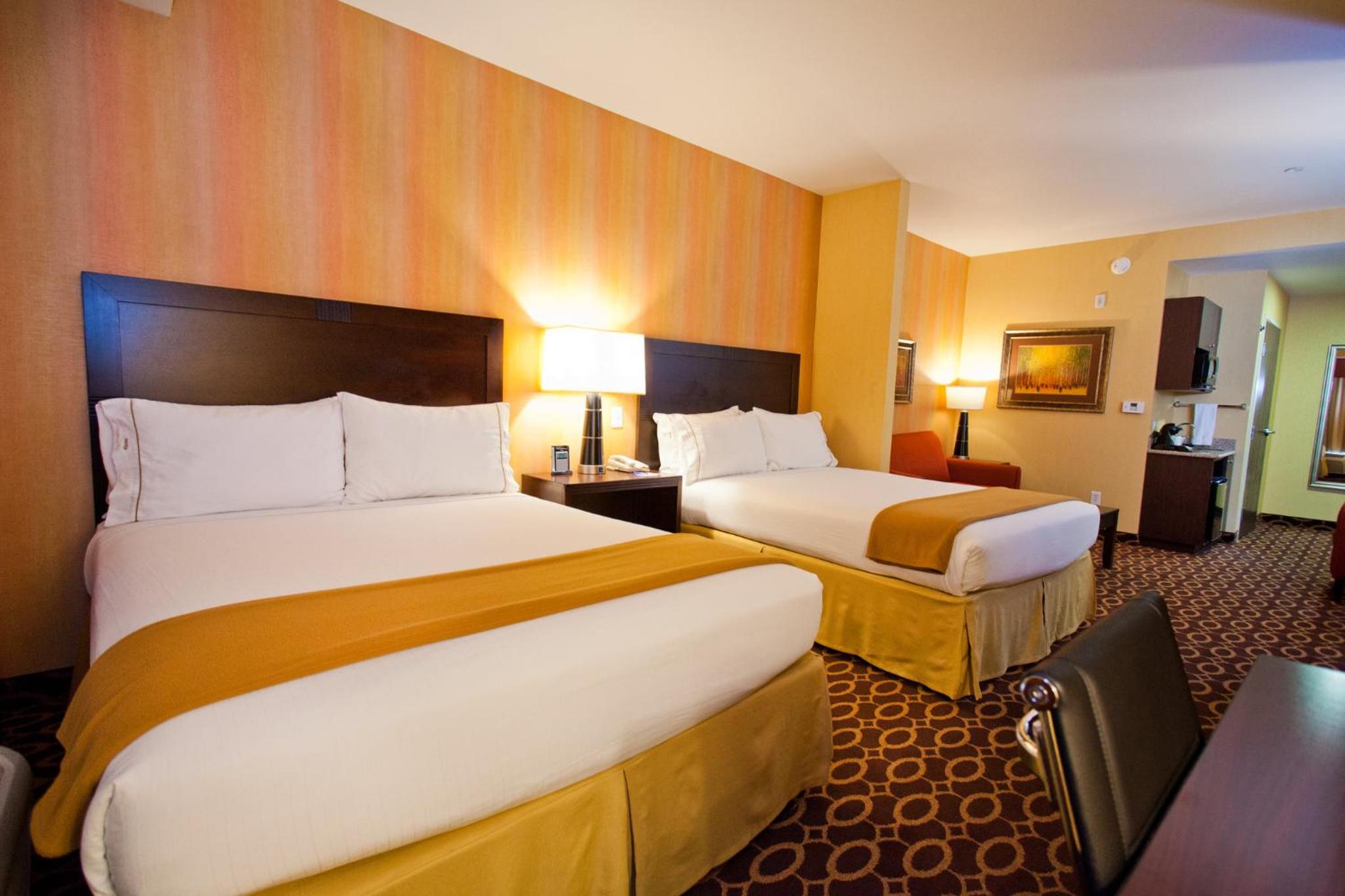 Queen Suite with Two Queen Beds and Additional Living Area - Photo 3