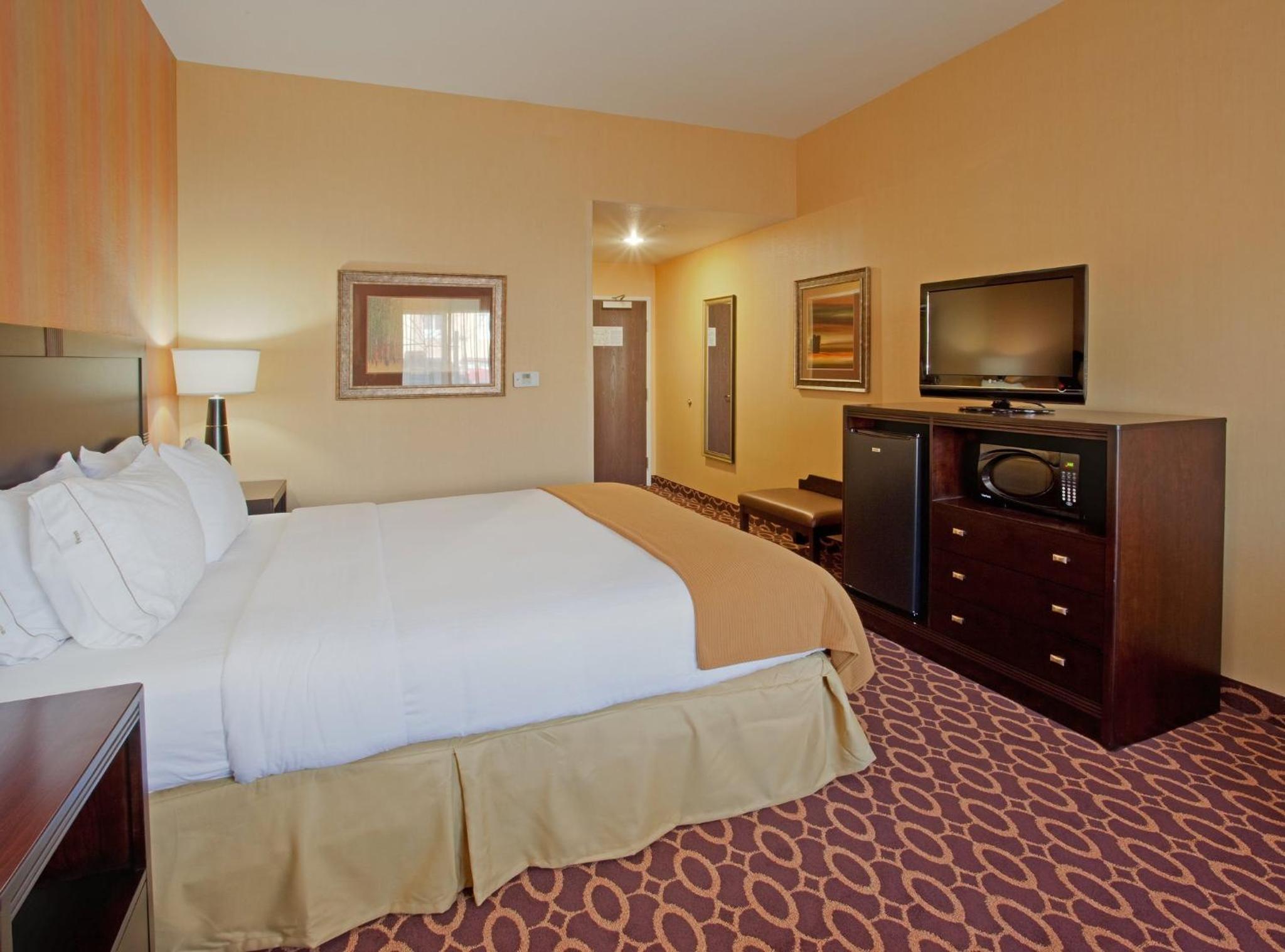 Standard King Room - Photo 5