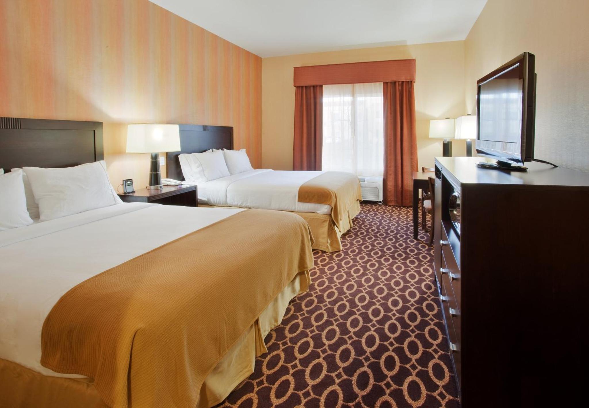 Standard Queen Room with Two Queen Beds - Communications Accessible - Photo 5
