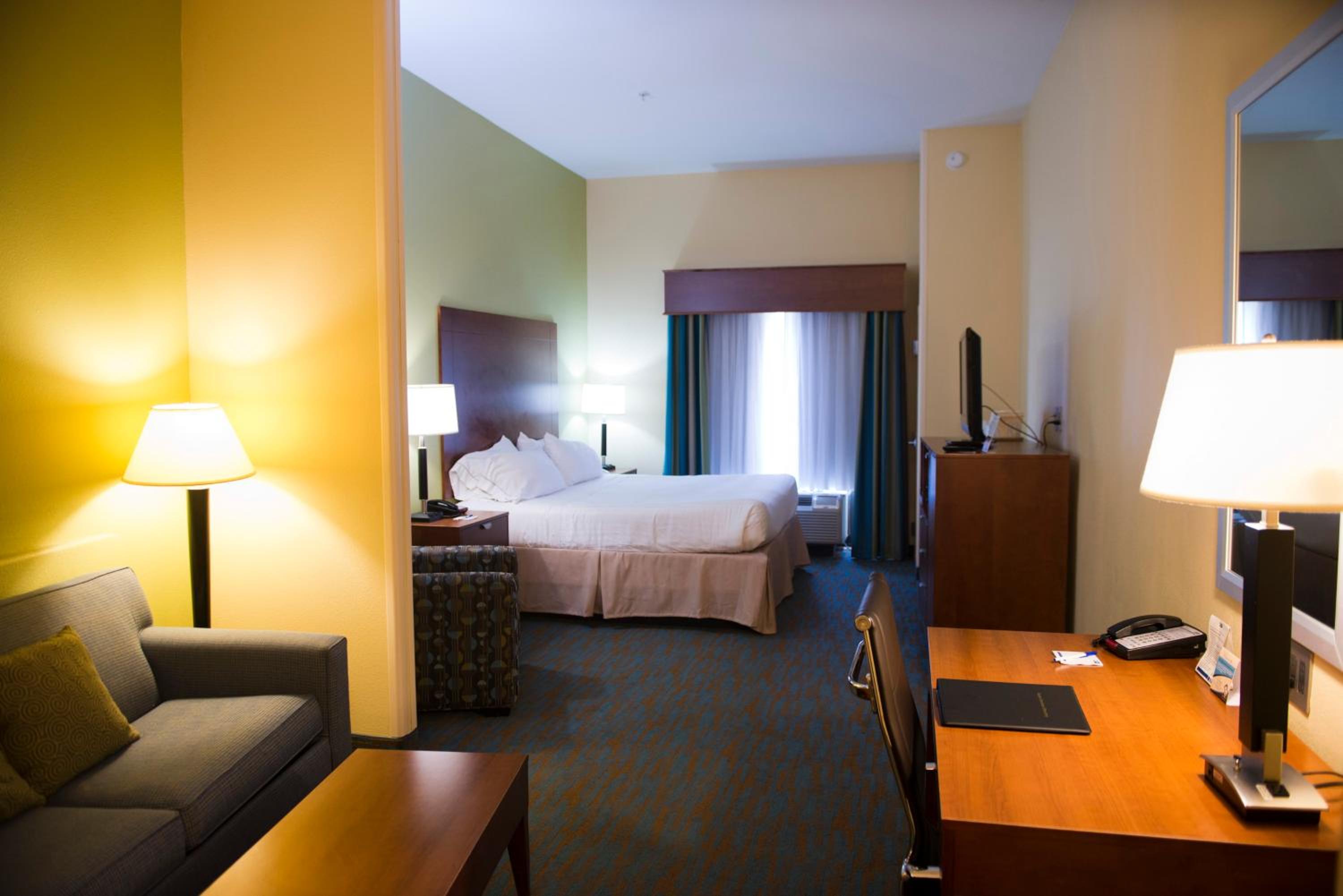 King Suite with Roll-in Shower - Mobility Access - Photo 2