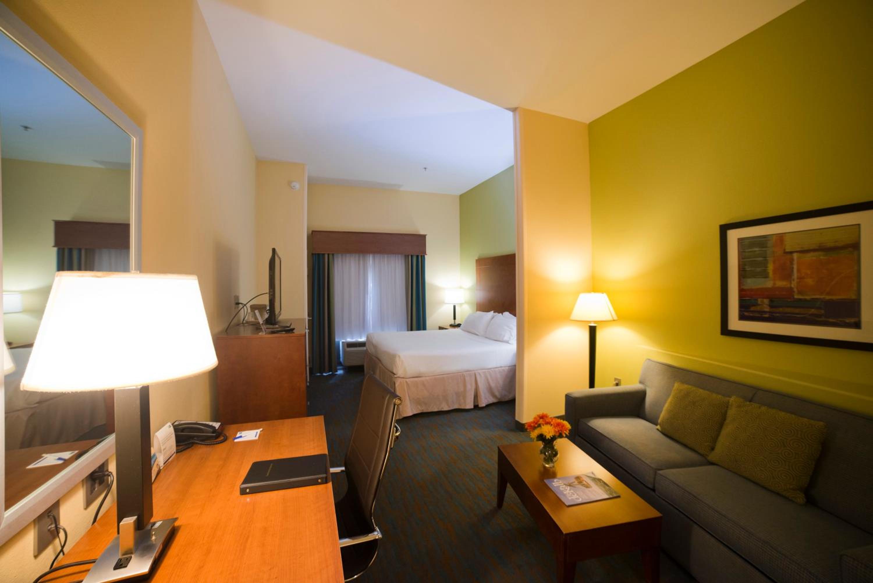 King Suite with Roll-in Shower - Mobility Access - Photo 1