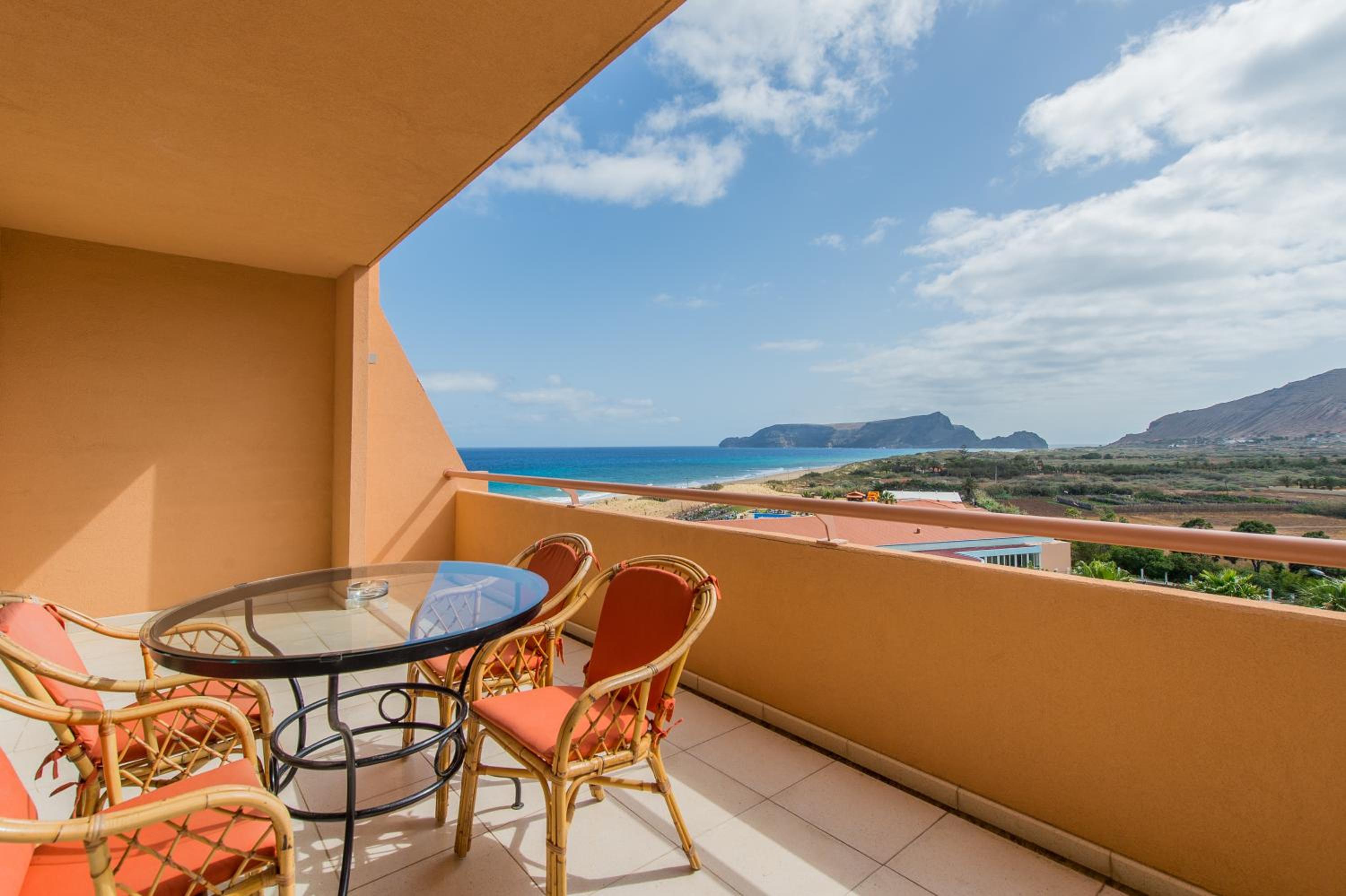 One-Bedroom Apartment with Sea View photo 3