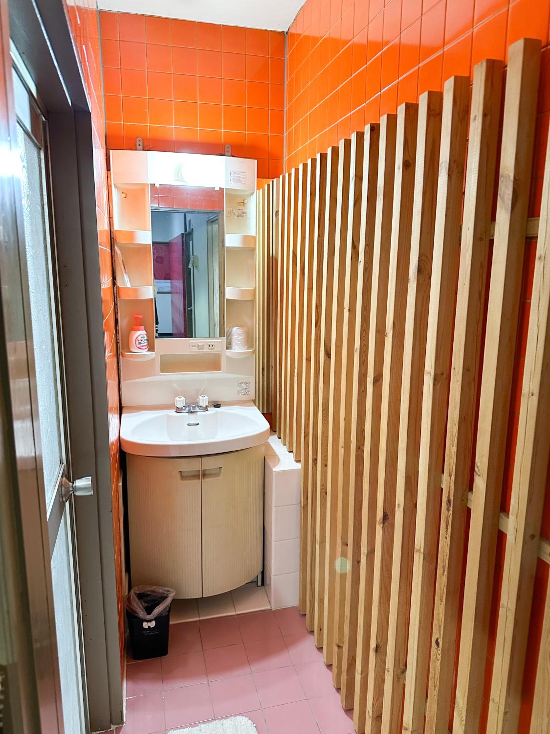 Twin Room with Private Bathroom - Photo 9