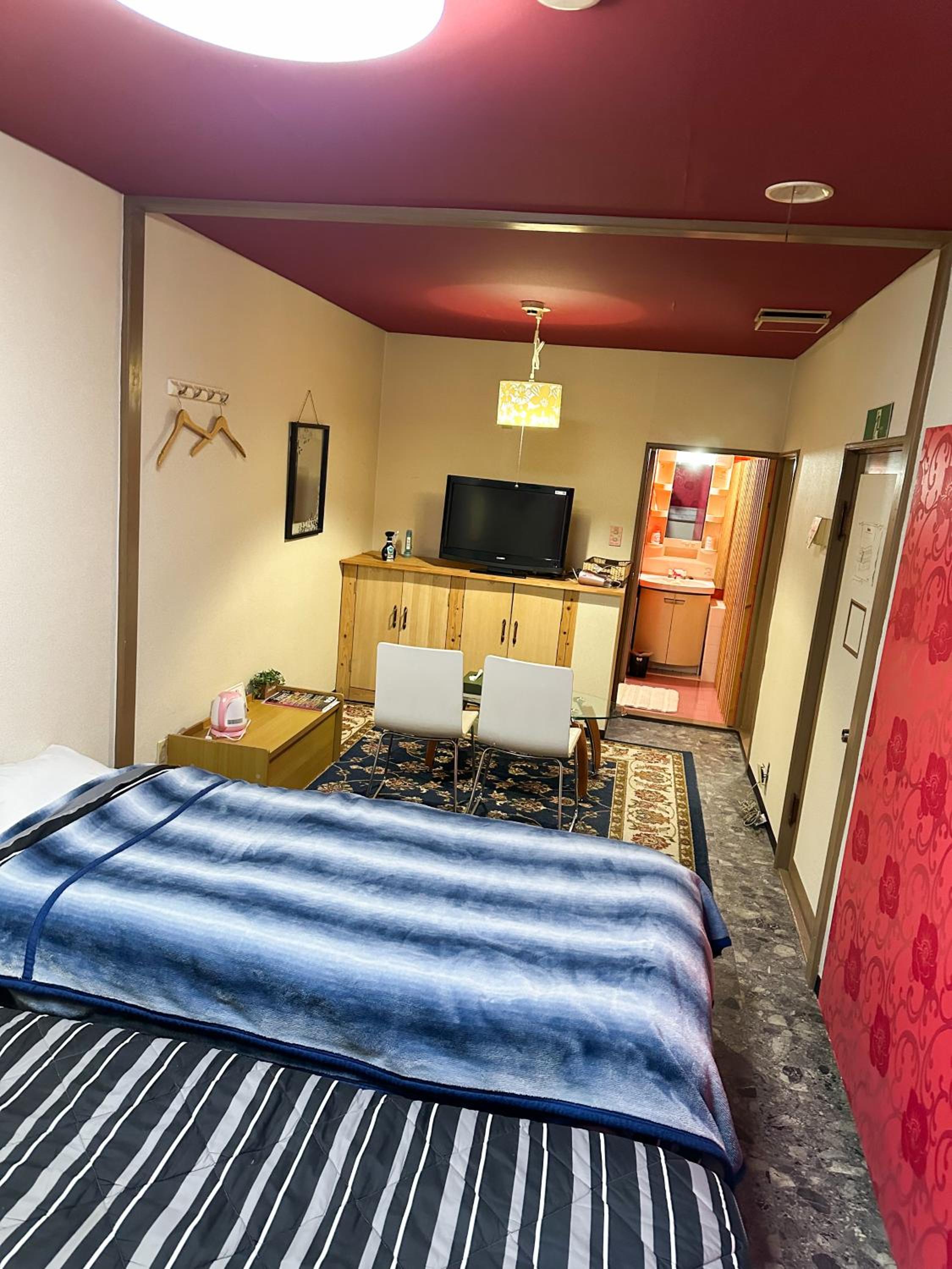 Twin Room with Private Bathroom - Photo 11
