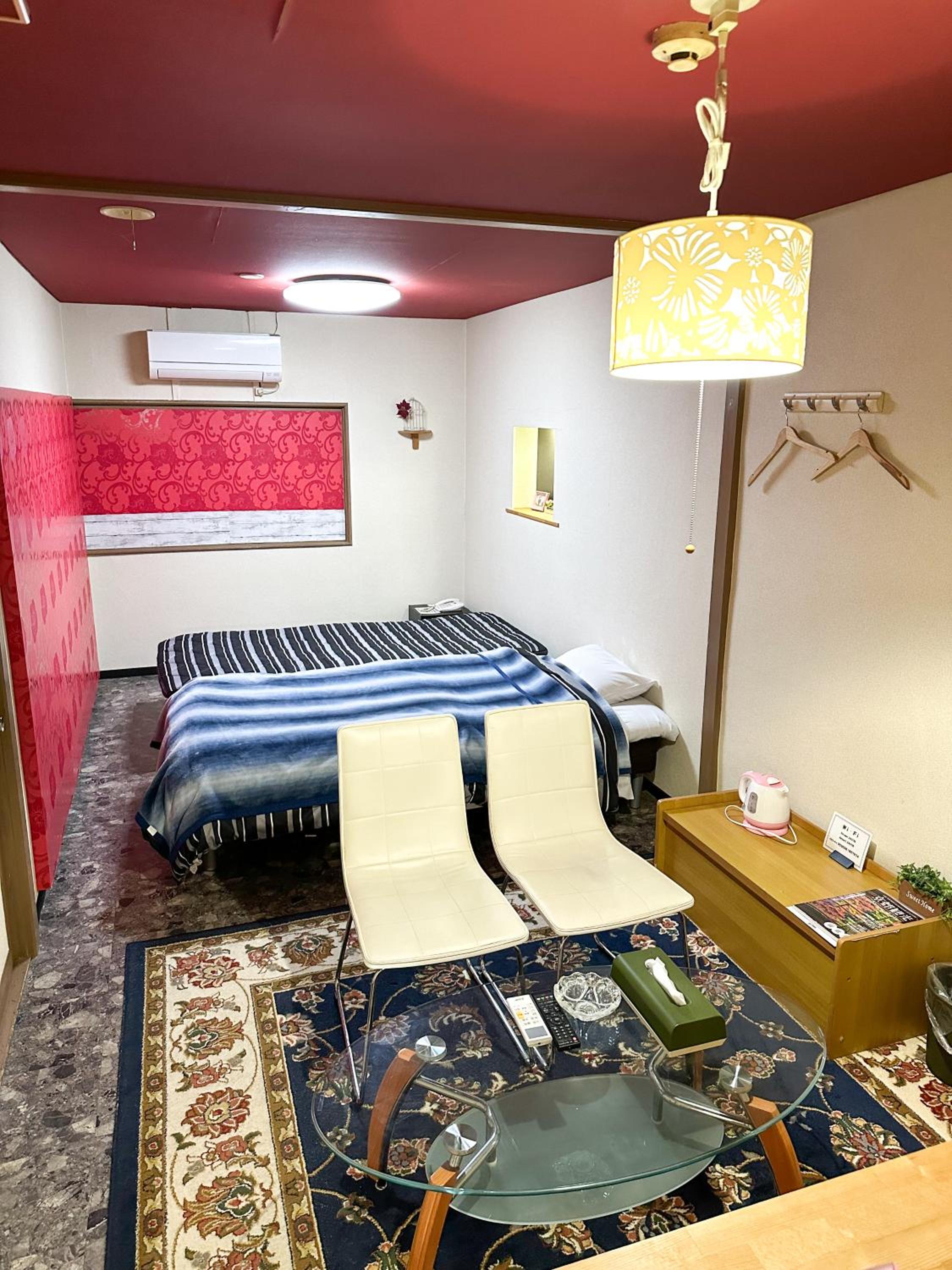 Twin Room with Private Bathroom - Photo 10