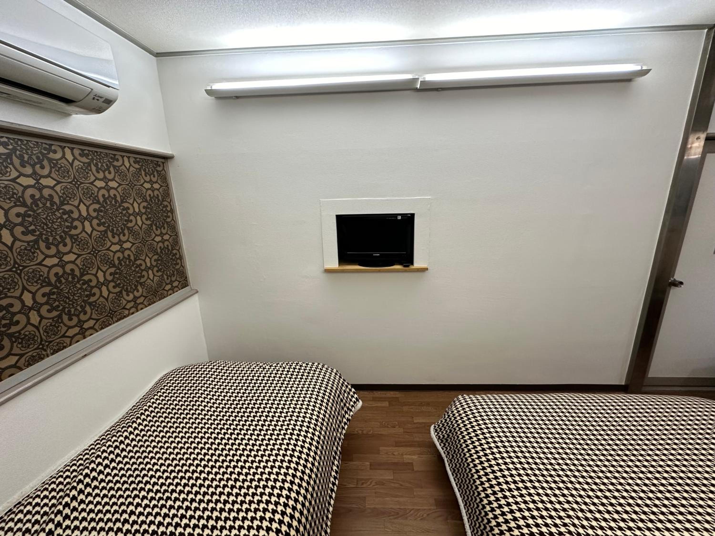 Twin Room with Private Bathroom - Photo 4