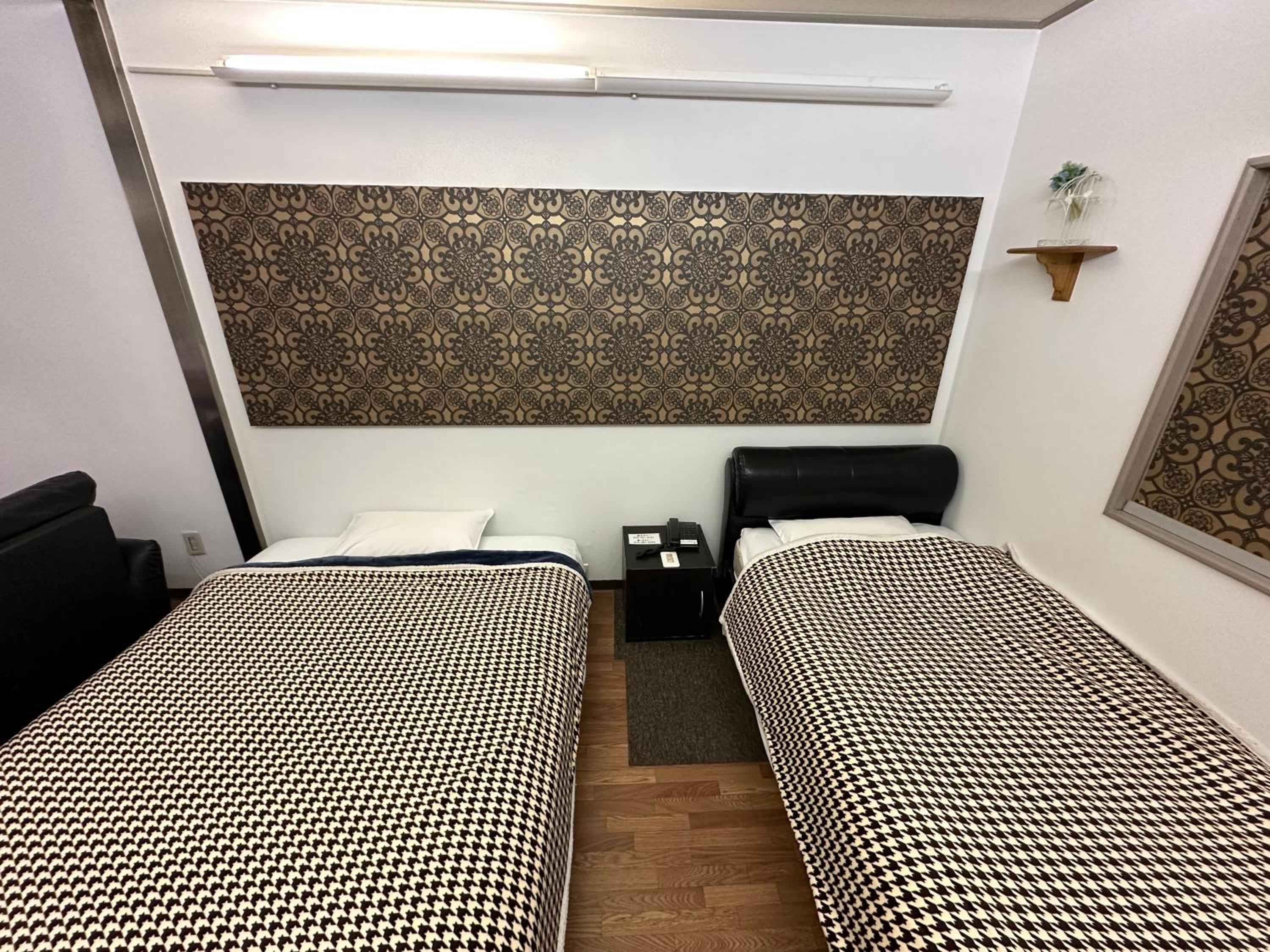 Twin Room with Private Bathroom - Photo 5