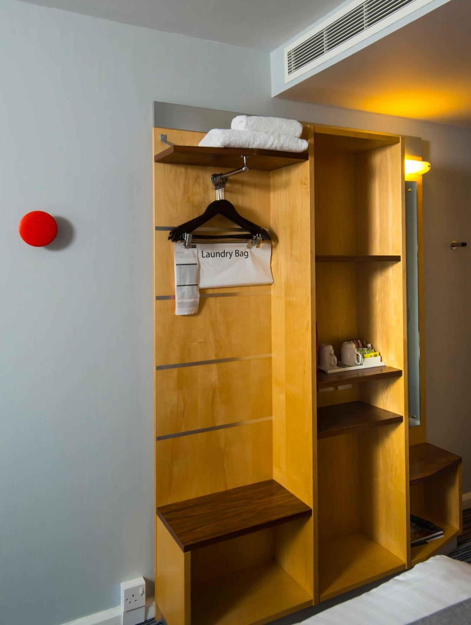 Standard Twin Room with Free Hot Breakfast - Photo 9
