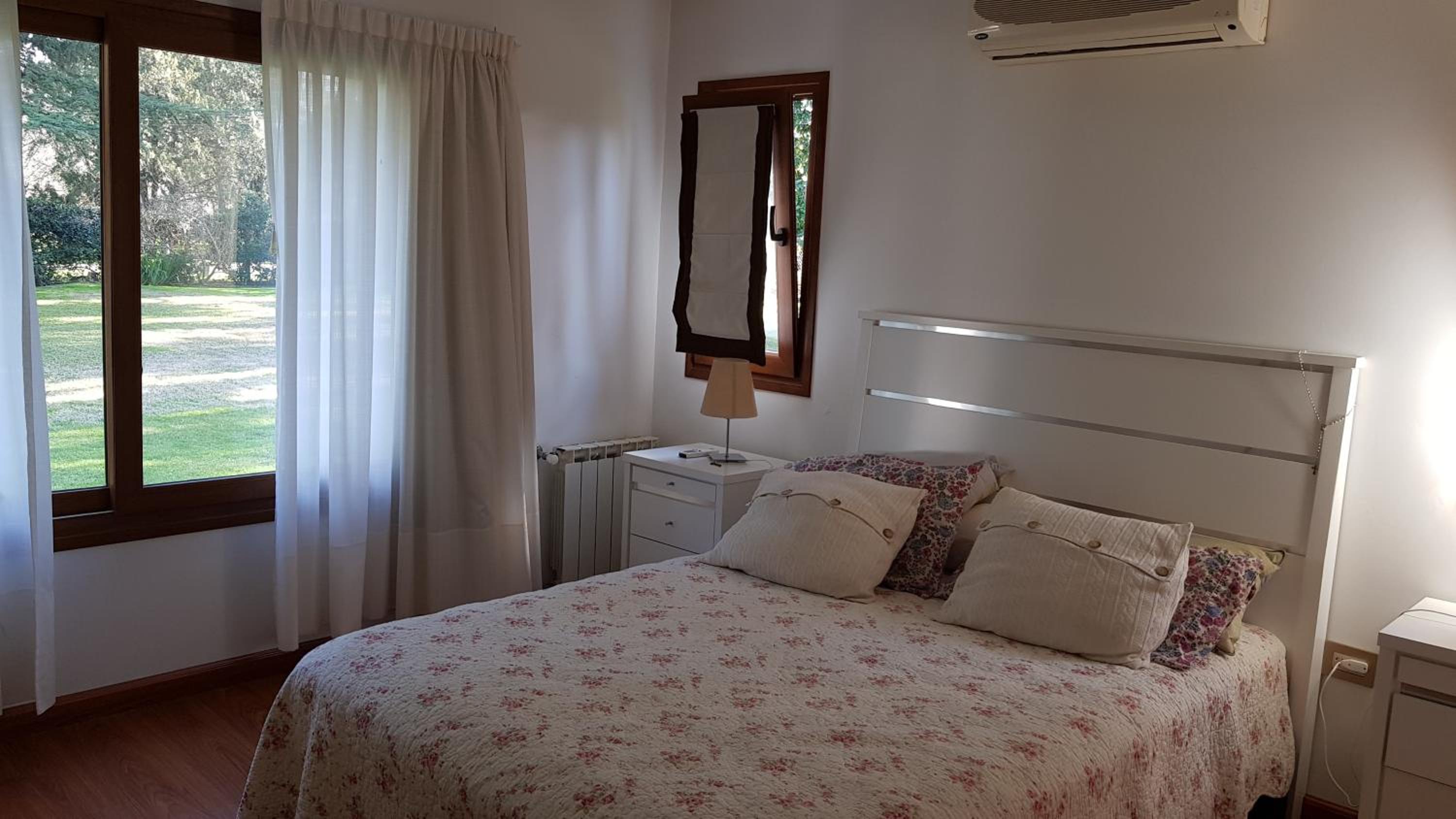 Six-Bedroom House photo 1