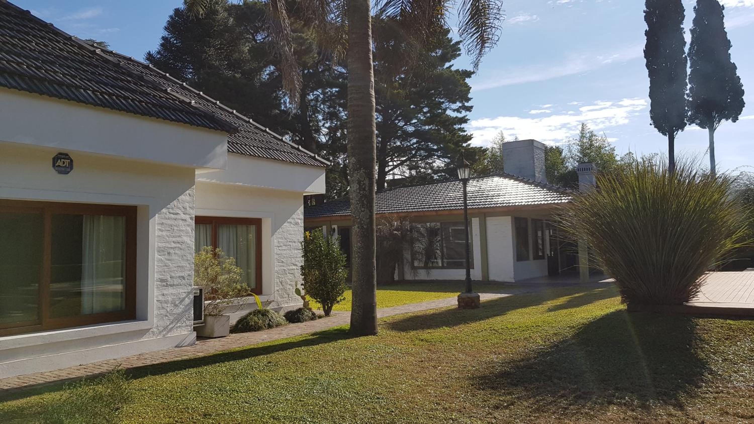 Six-Bedroom House photo 3