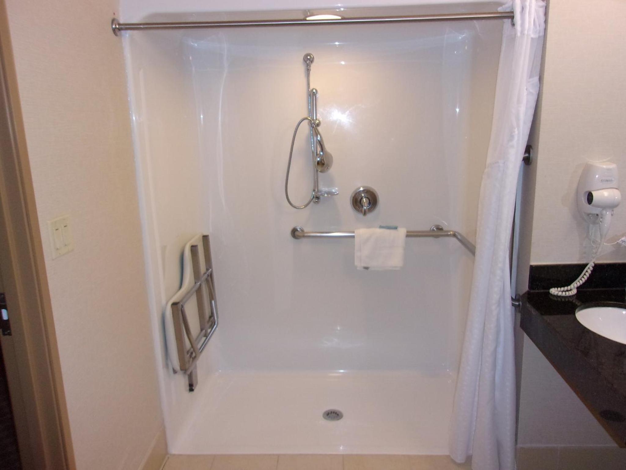 Queen Room with Two Queen Beds Hearing Accessible with Roll-In Shower - Non-Smoking - Photo 2