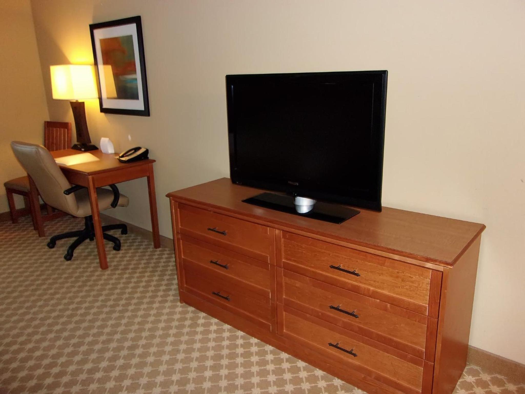 Standard Queen Room with Two Queen Beds - Photo 4