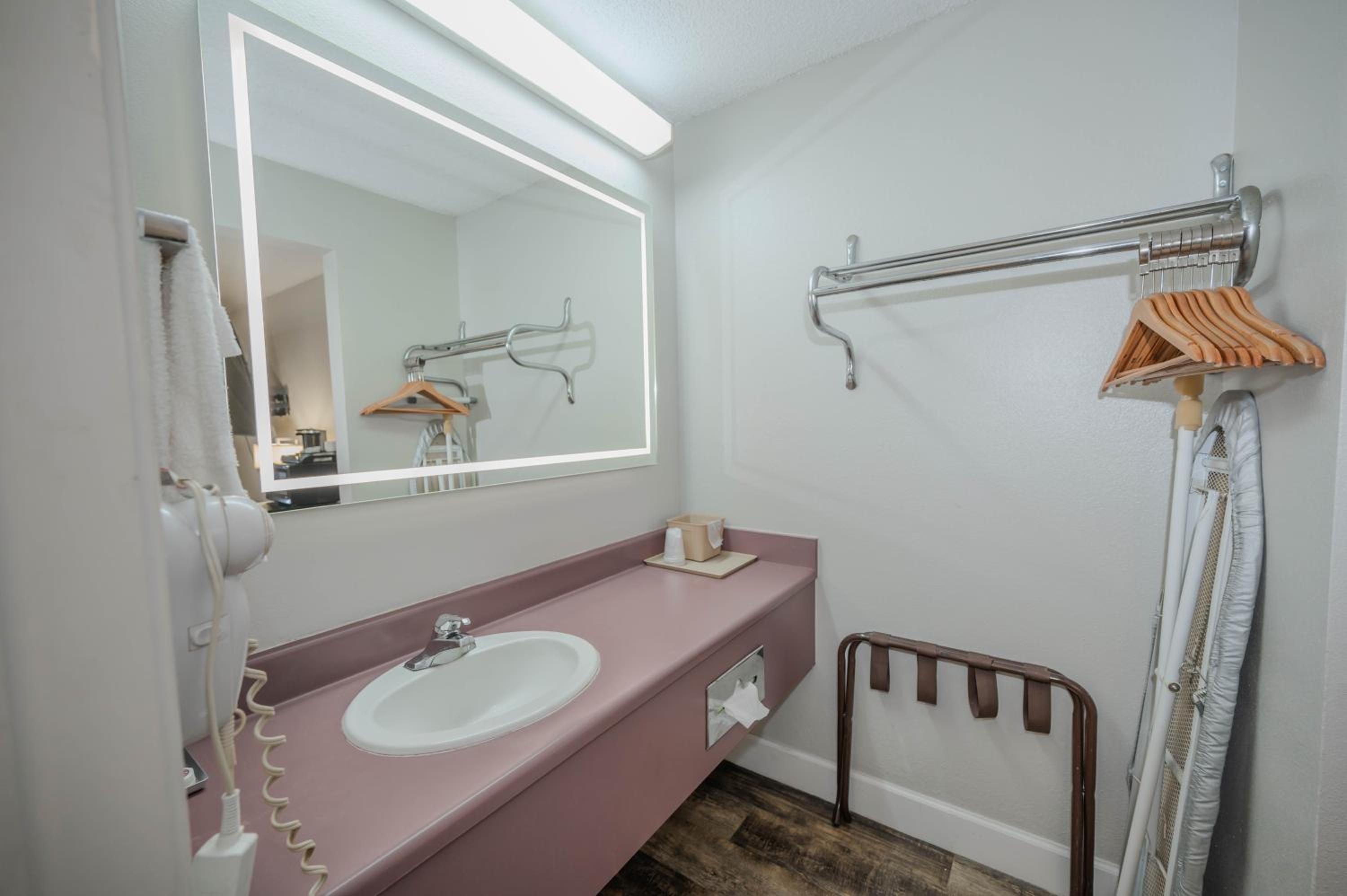 Queen Room - Photo 2