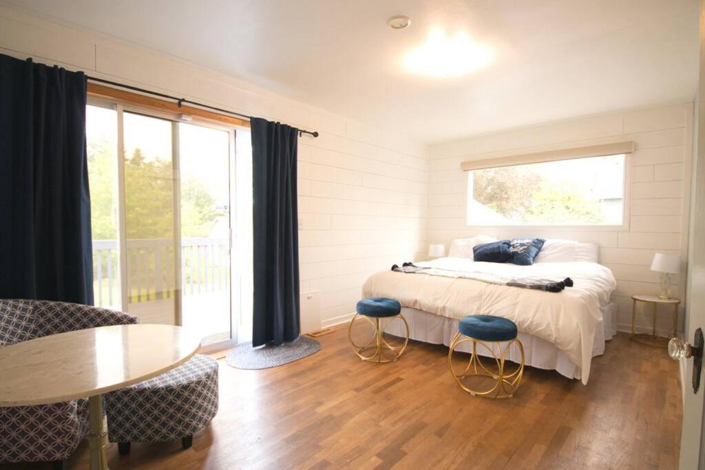 Five-Bedroom House photo 2