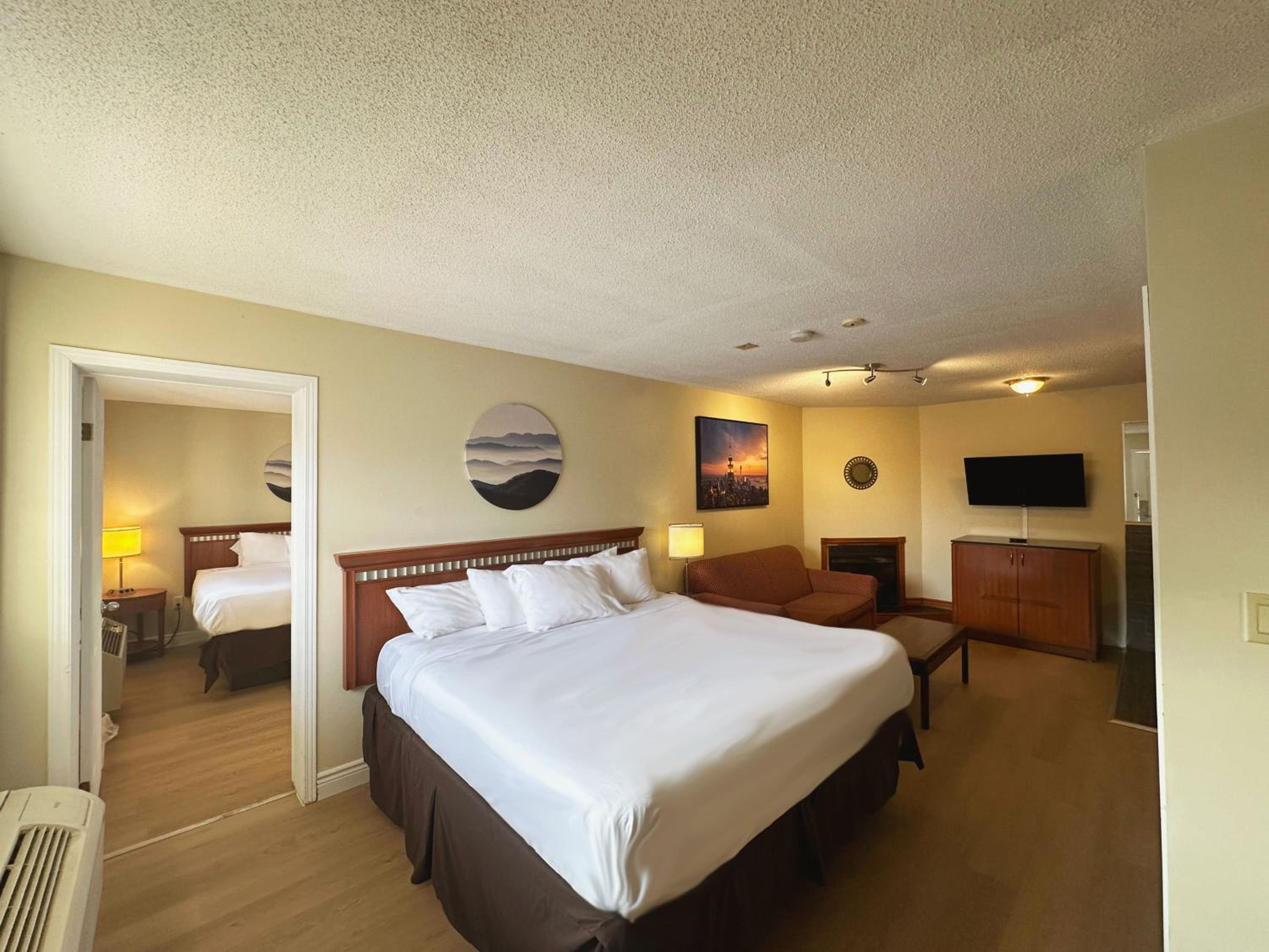 Deluxe Family Suite - Photo 4