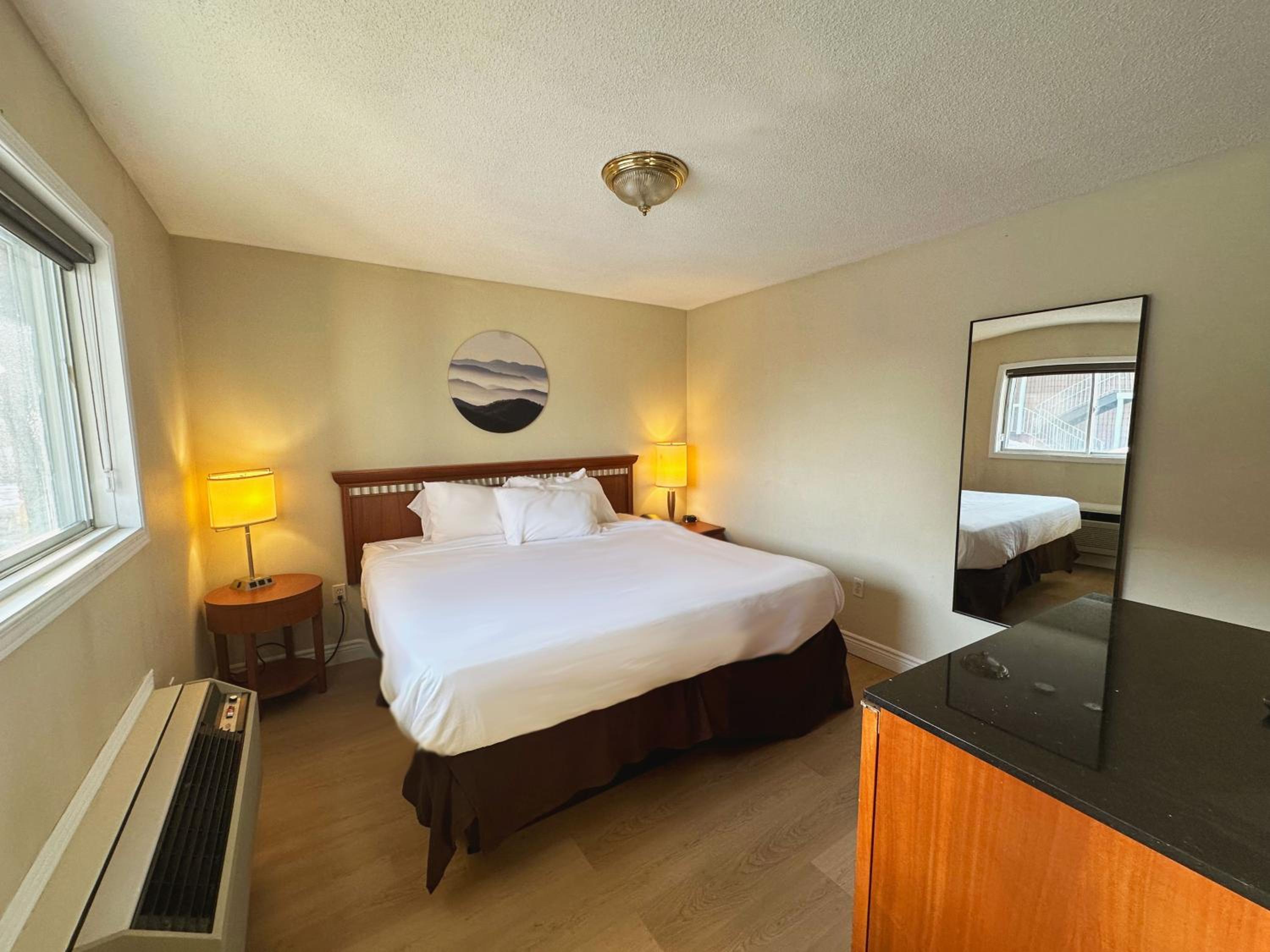 Deluxe Suite with Spa Bath - Photo 2