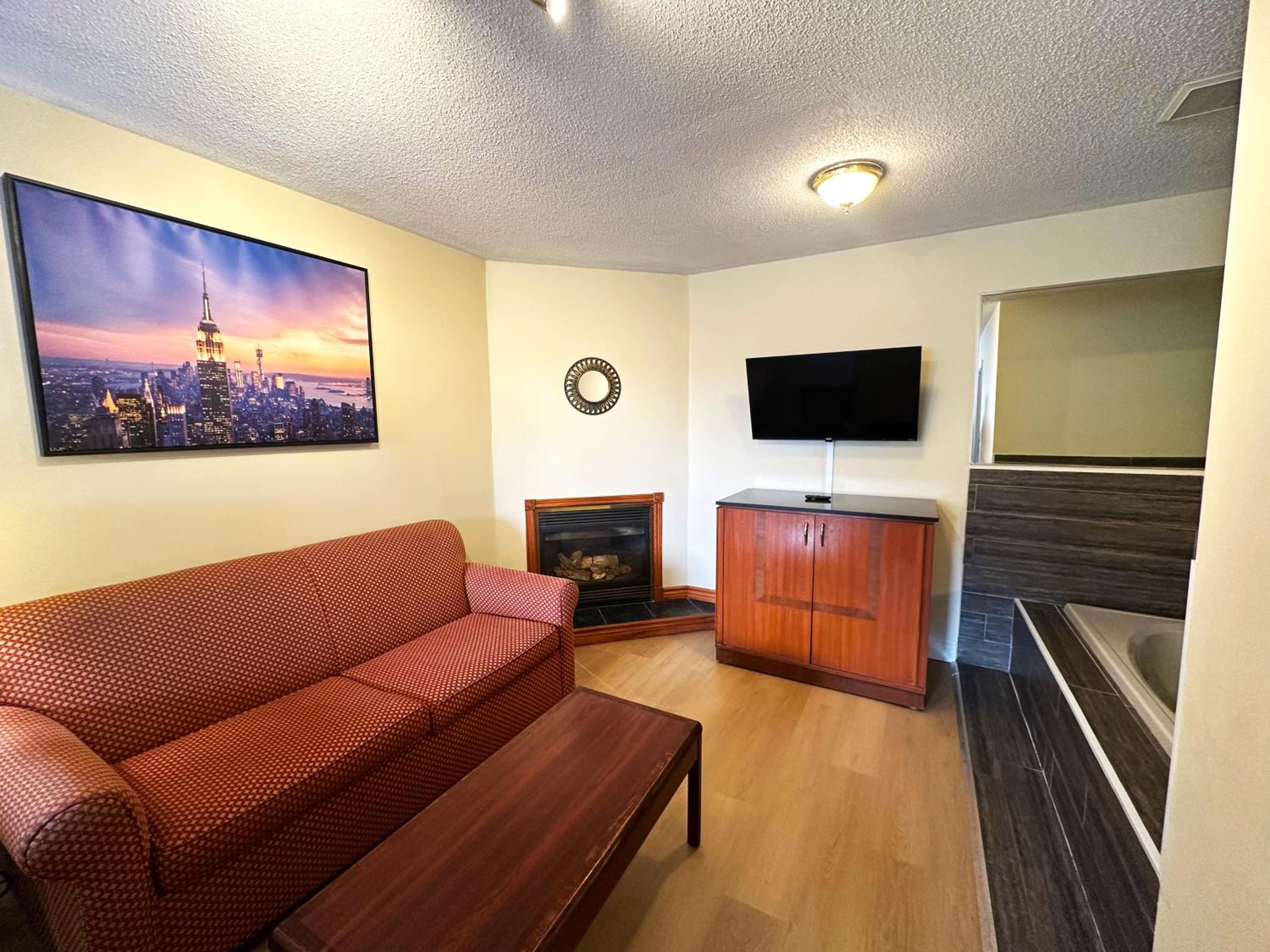 Deluxe Family Suite - Photo 7