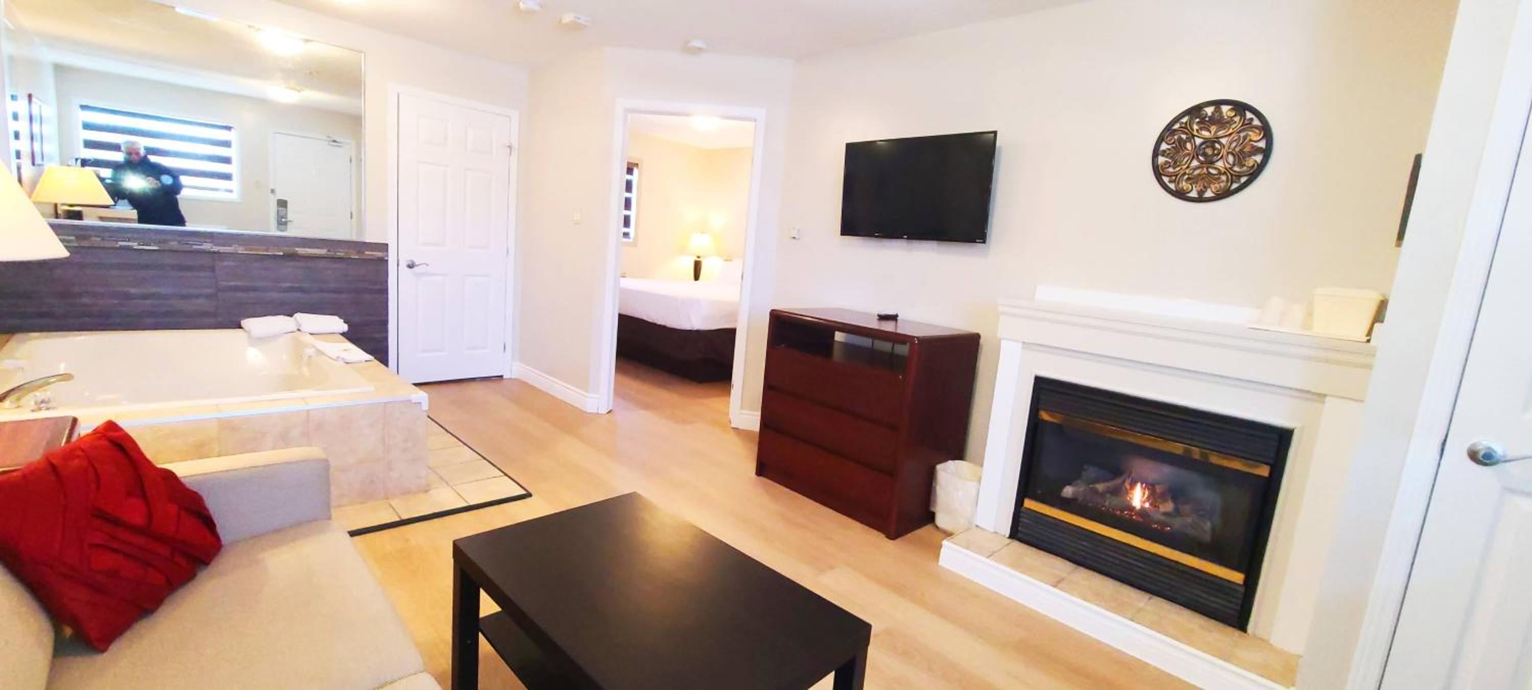 Deluxe Suite with Spa Bath - Photo 4
