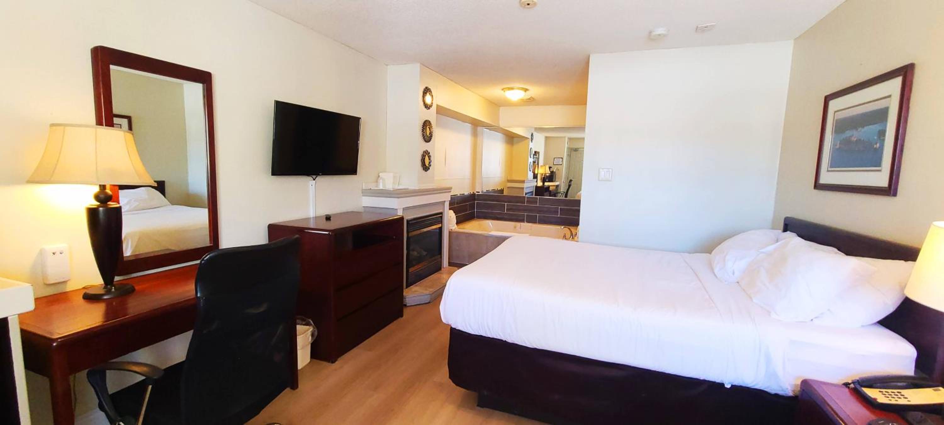 Queen Suite with Spa Bath - Photo 1