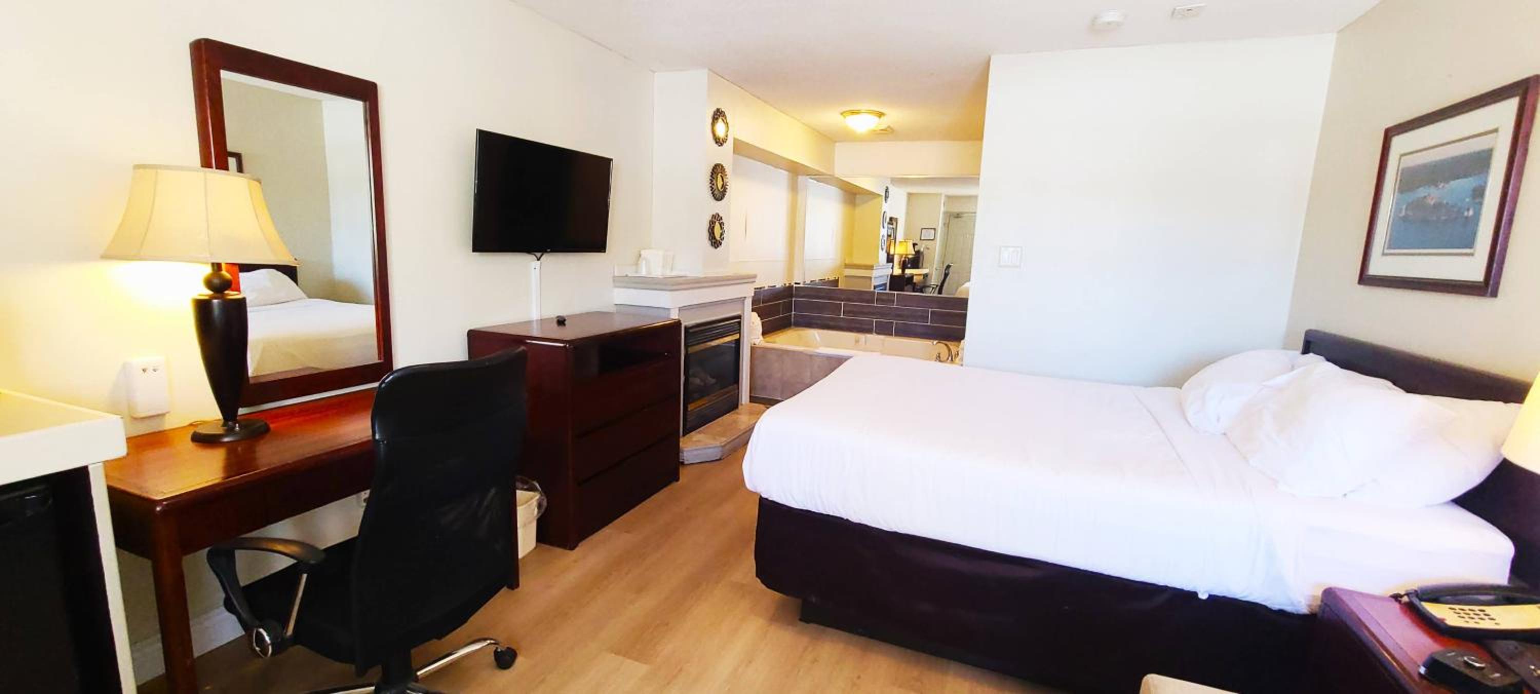 Queen Suite with Spa Bath - Photo 2