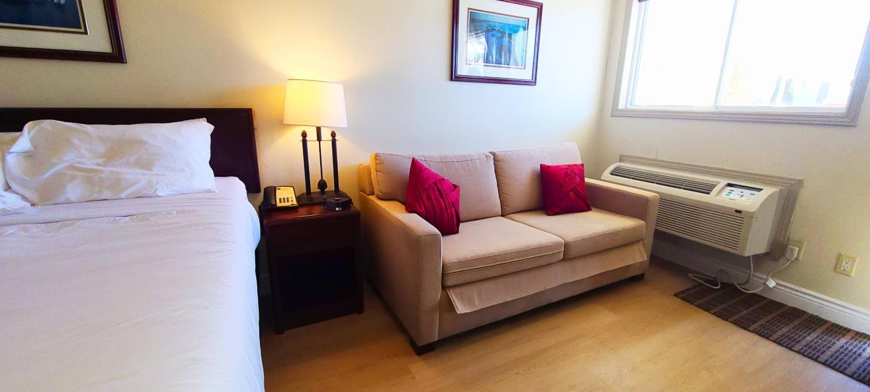 Queen Suite with Spa Bath - Photo 3