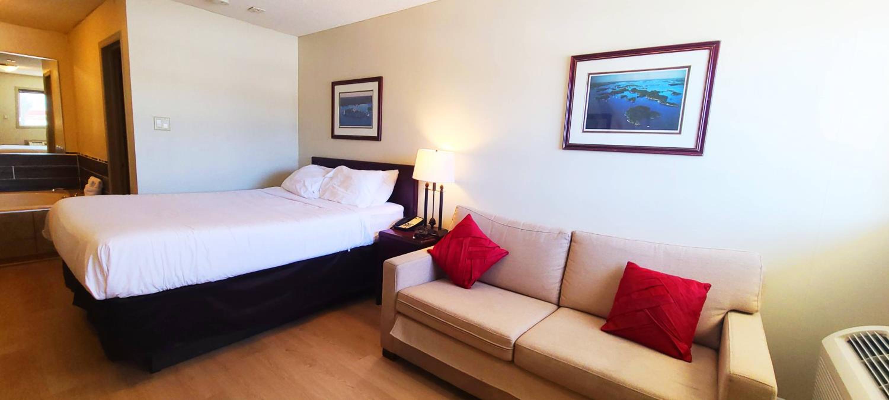 Queen Suite with Spa Bath - Photo 4