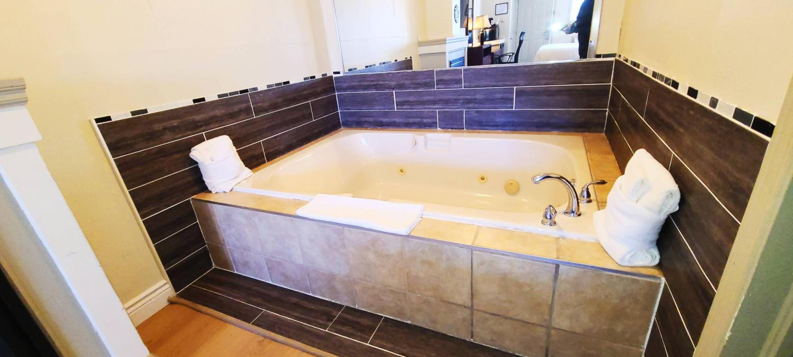 Queen Suite with Spa Bath - Photo 5