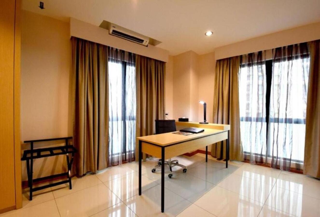 Executive Room - Photo 6