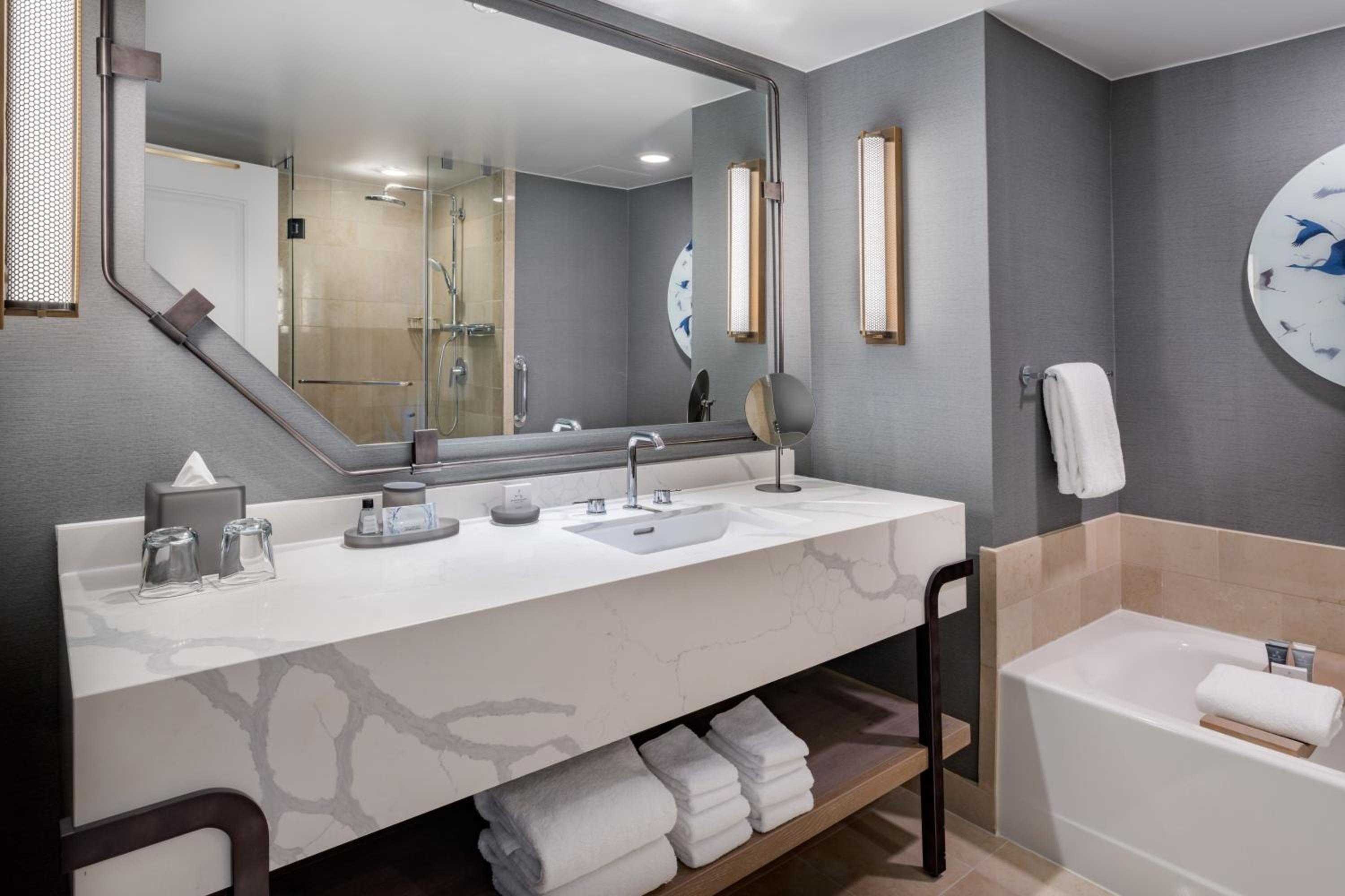 Wetbar Executive King Suite with Sofa Bed/Lakefront/Tub - Mobility Accessible photo 3
