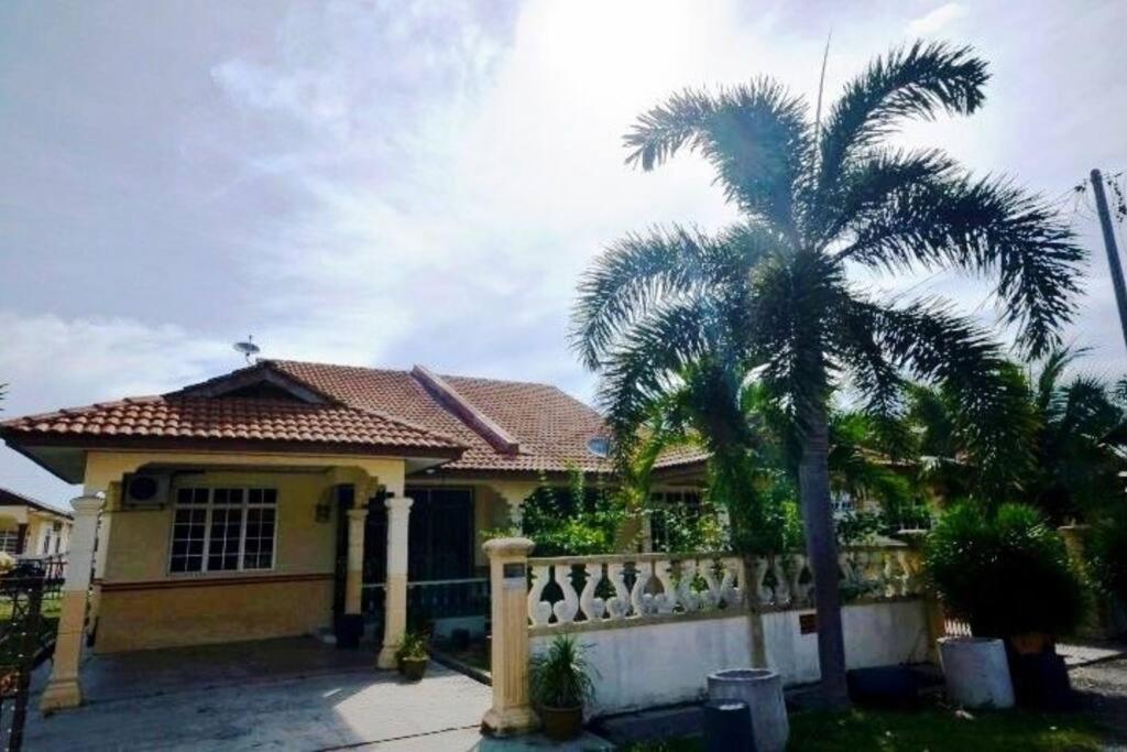 Three-Bedroom House photo 2
