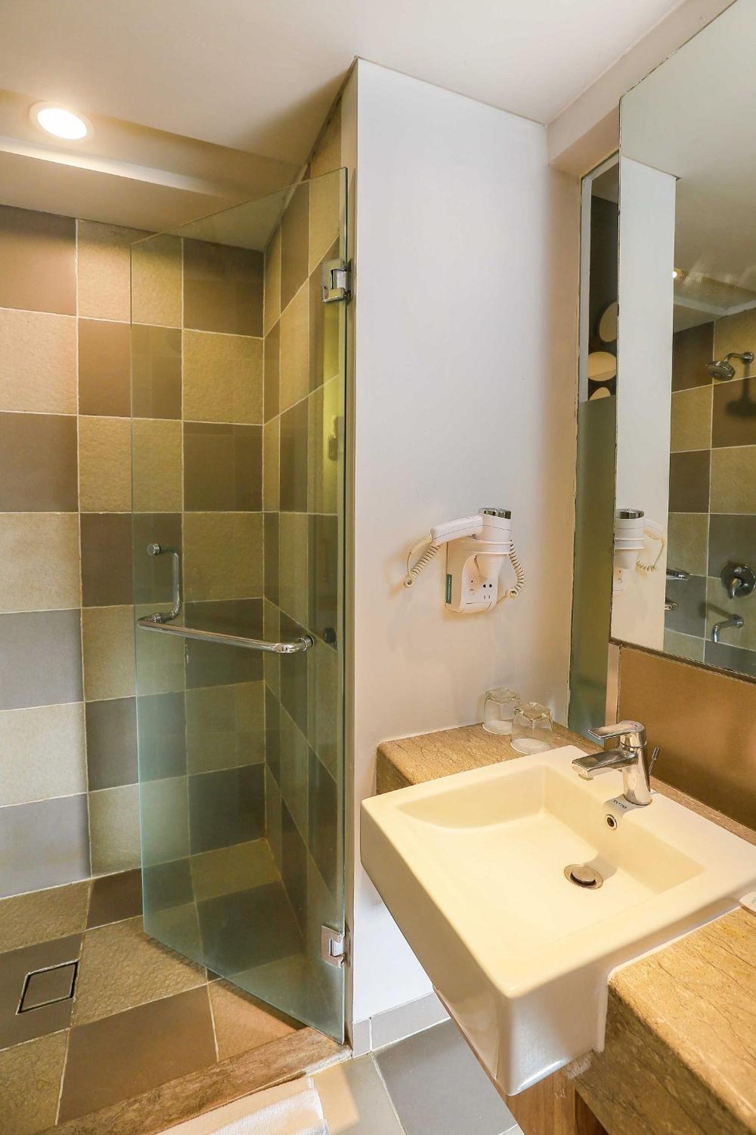 Deluxe Double or Twin Room Balcony with Pool View photo 2