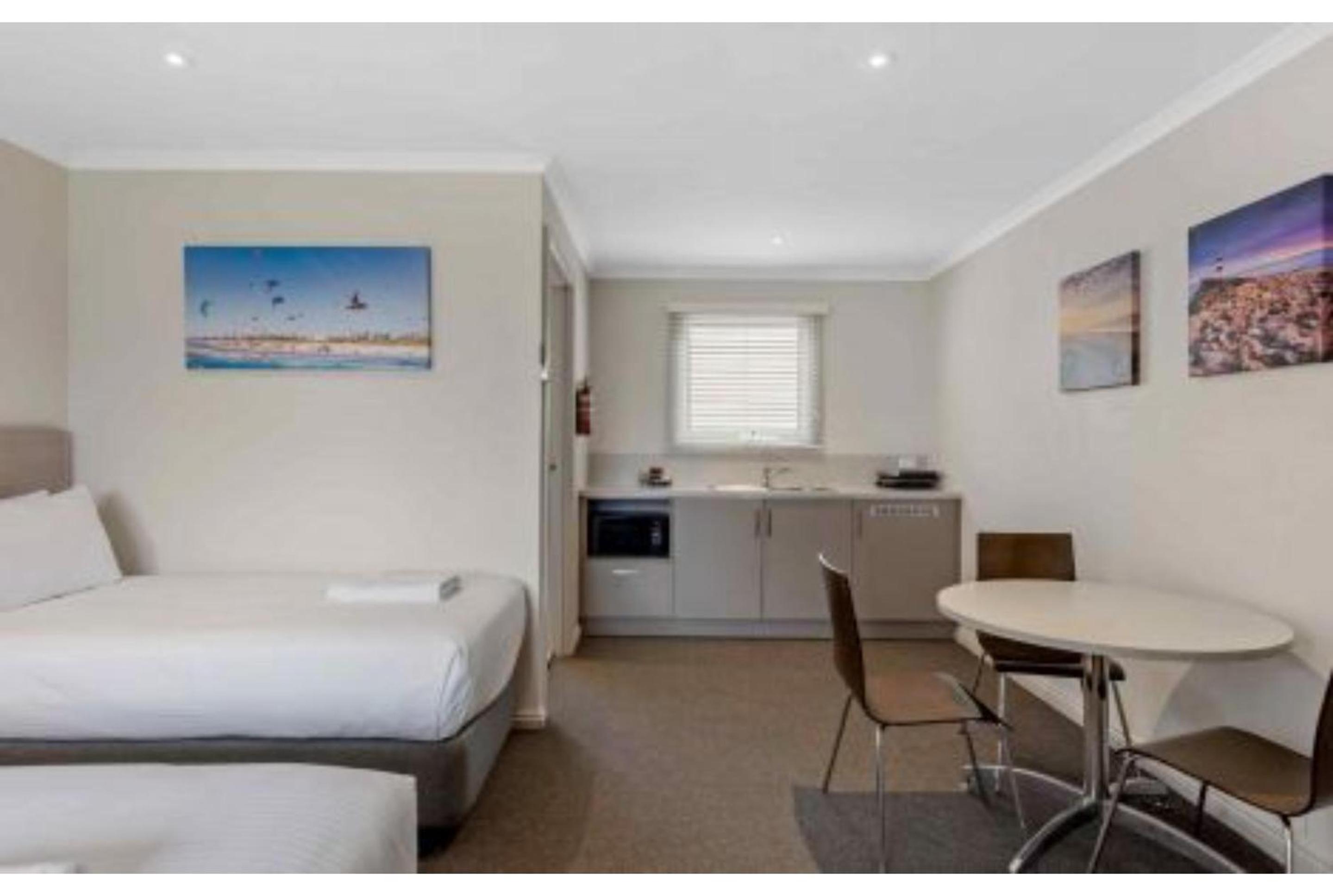 Standard Studio Cottage (1 Queen 1 Single)